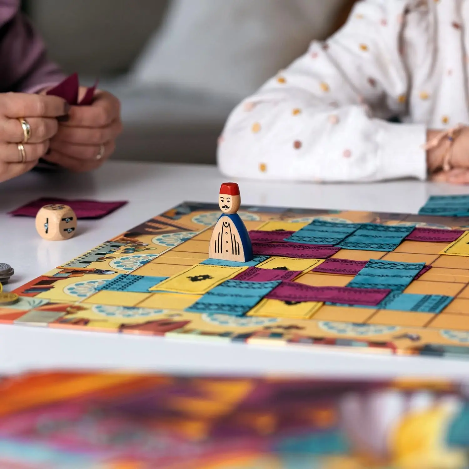 Marrakech |   Gioco di strategia per famiglie e adulti |   Età 8+ |   Giochi da tavolo di carte da 2 a 4 giocatori