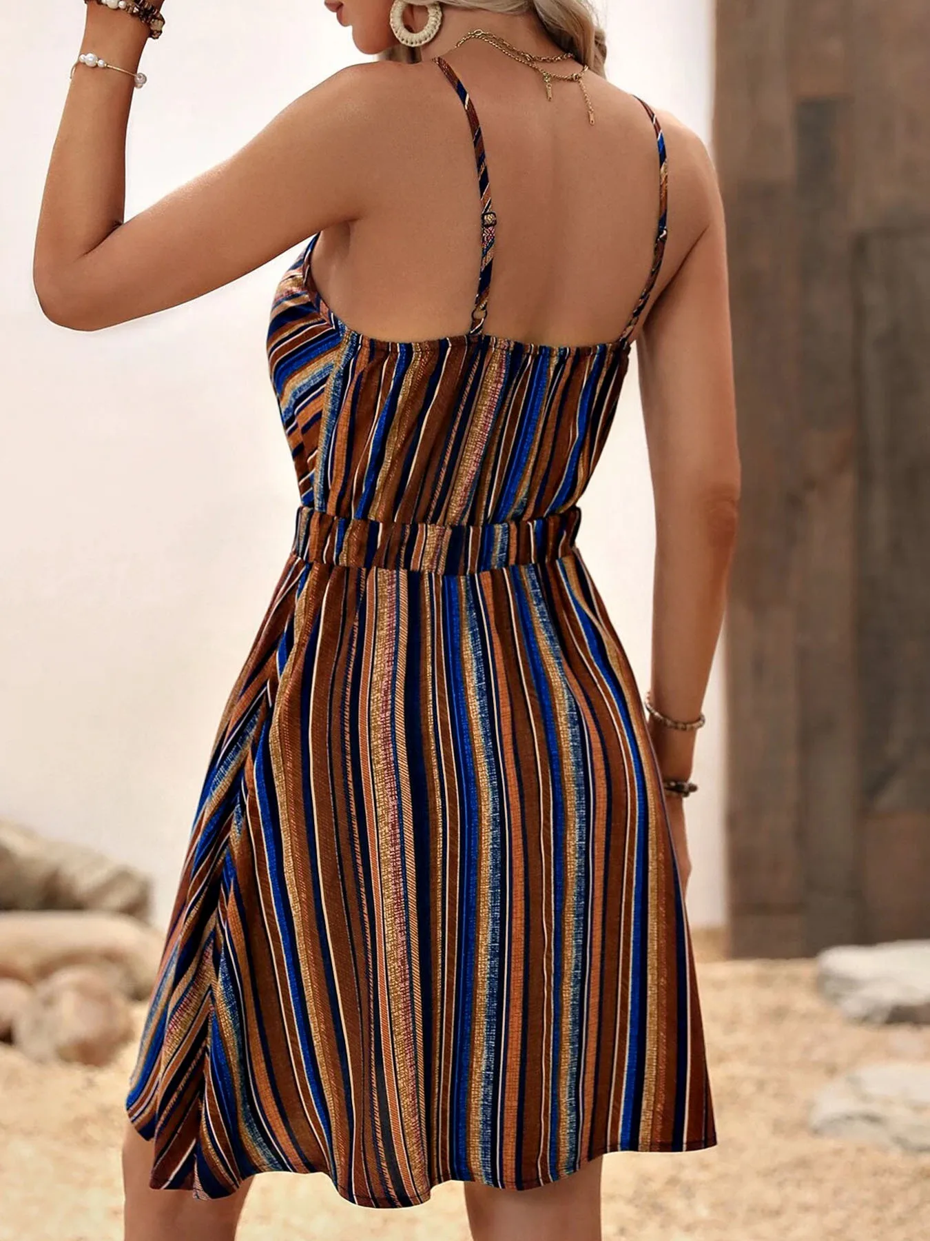 Elegantes Damen-Minikleid mit V-Ausschnitt, sexy Streifenmuster, für Urlaub und Party – Detail 3