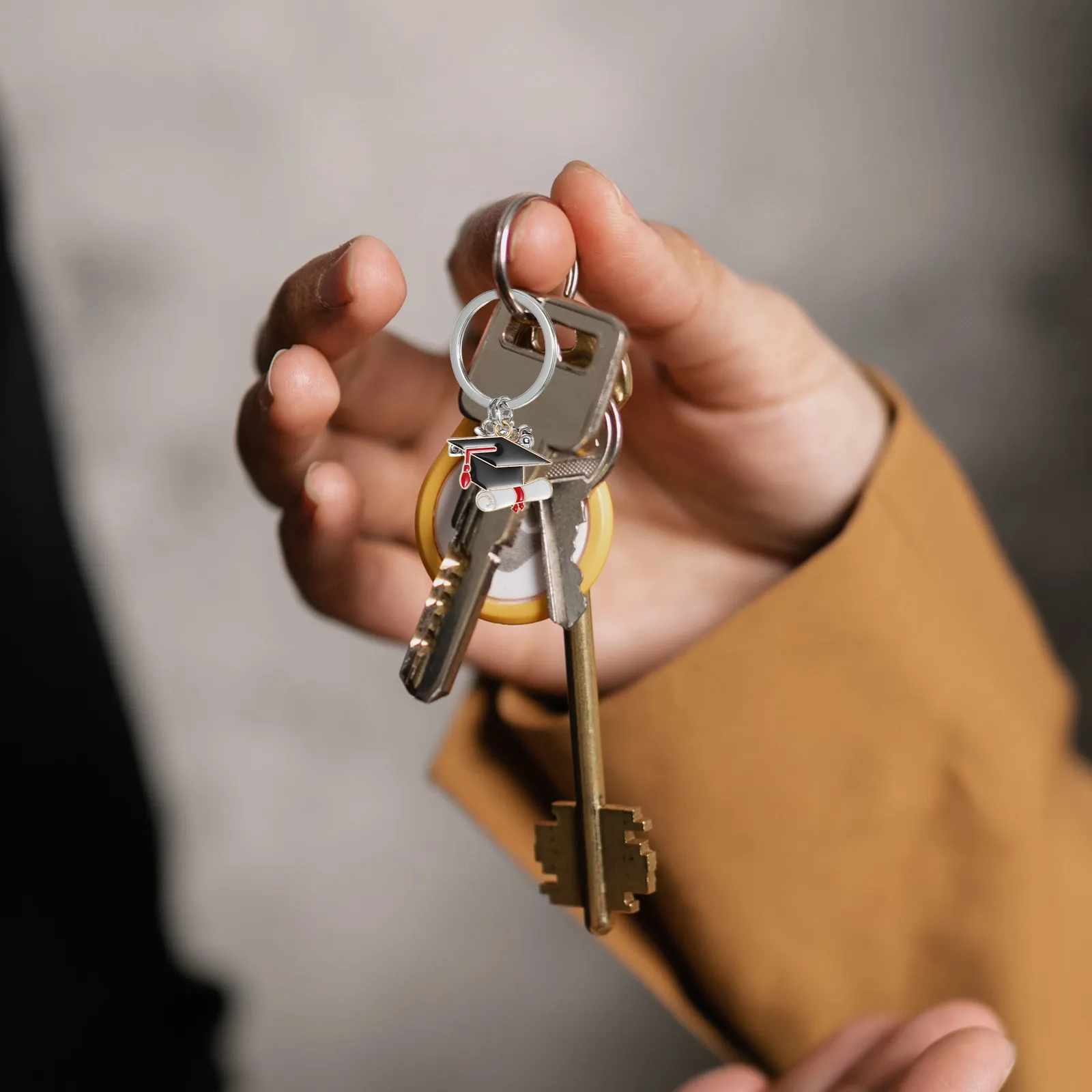 2Pcs 2026 Graduation Keychain Set Class of 2026 Bachelor Cap Book Charm Grad Keychain for Men Women Students Senior Keyring
