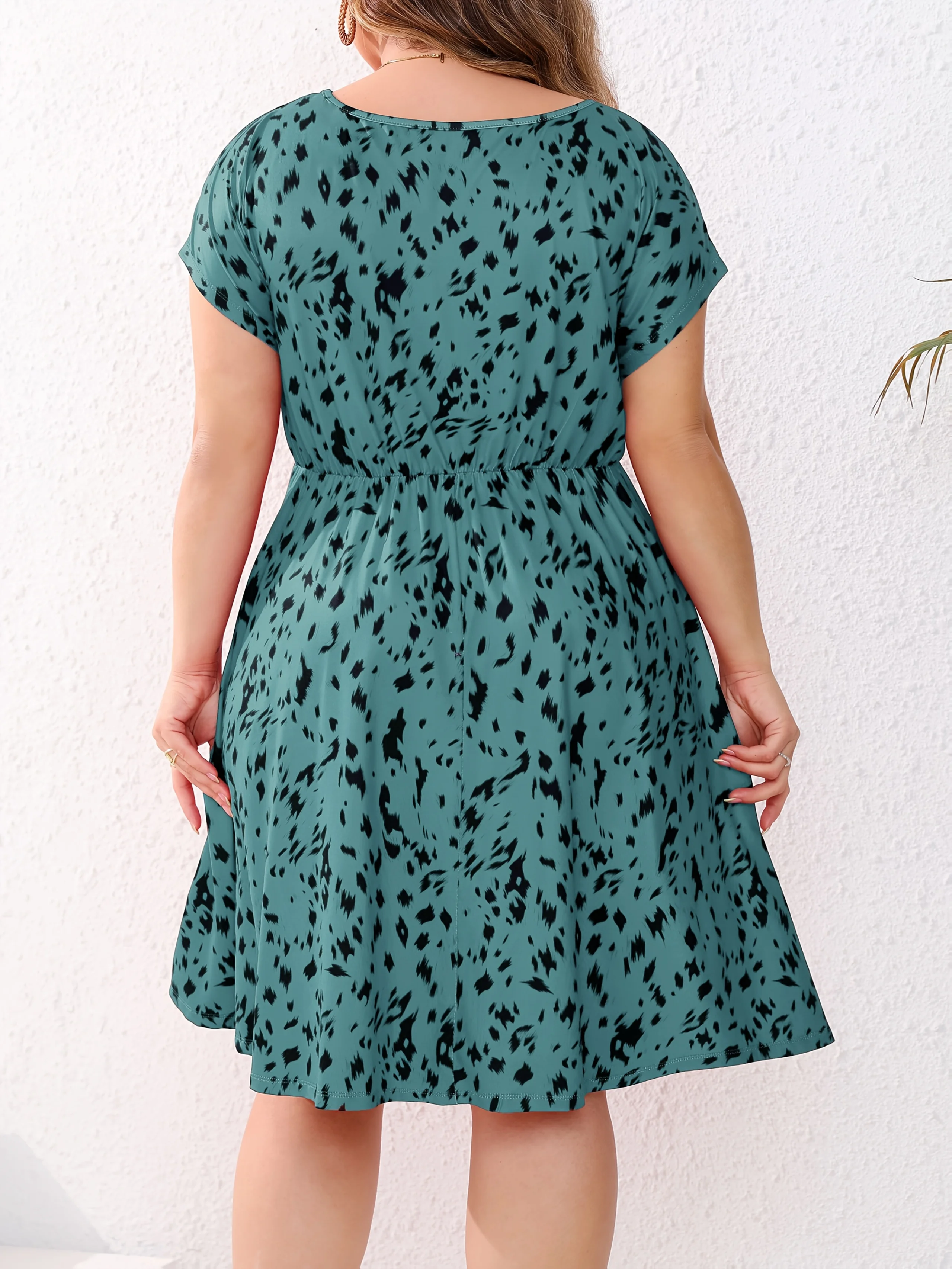Abito da donna a maniche corte leopardato verde taglie forti, mini abito fluido in vita elastica, completo da festa casual