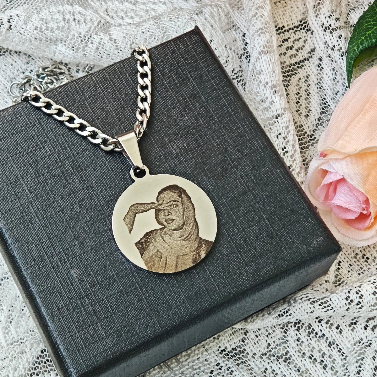 

Customized Laser Engraving Photo Necklace Stainless Steel Disc Engraving Couple DIY Gift Birthday Date Necklace Christmas Gift