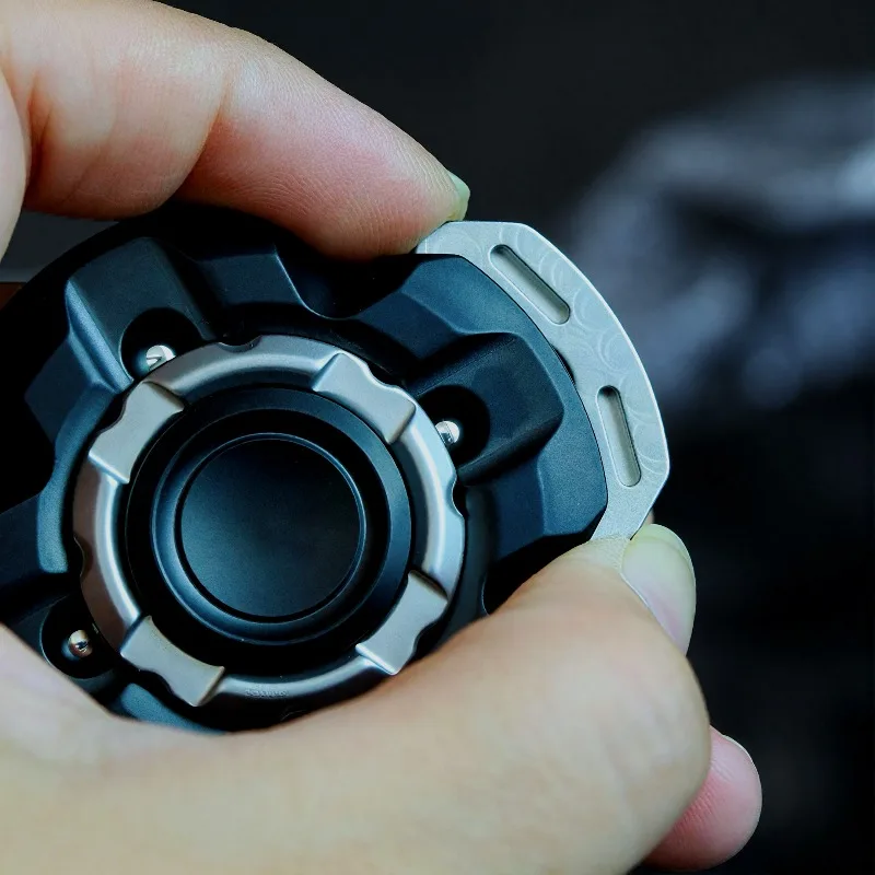 لعبة Discus EDC التعاون مع درع مفتوح من الفولاذ المقاوم للصدأ جديدة مكونة من 4 صفحات لعبة تخفيف الضغط لسطح المكتب