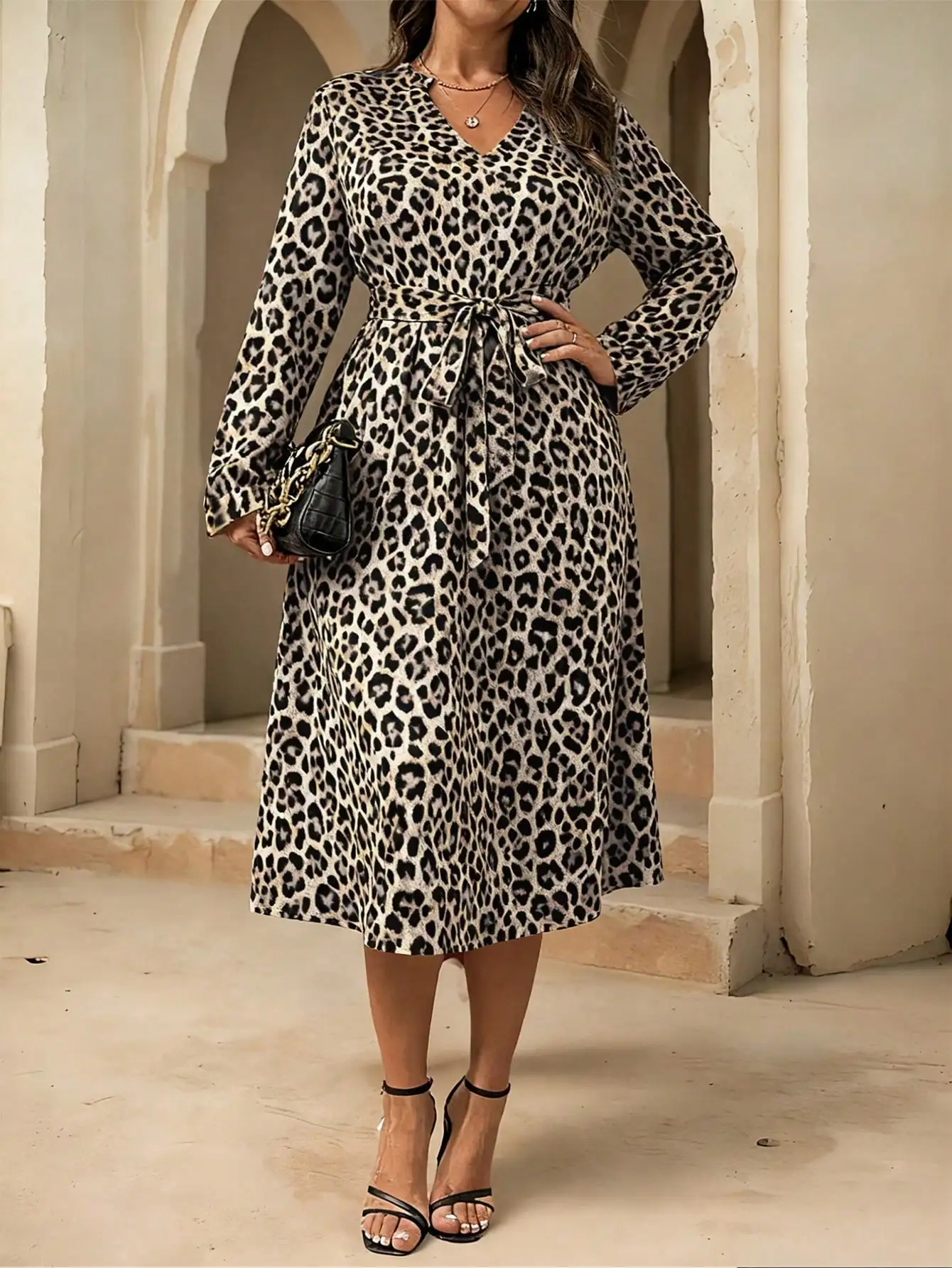 

Платье-халат с V-образным вырезом, длинными рукавами, поясом и леопардовым принтом, длина миди