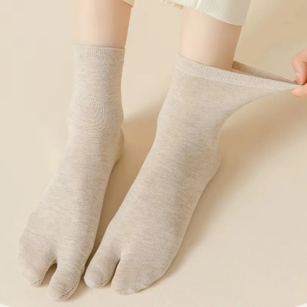 Japanese Style Solid Color Tabi Toe Socks Cotton Sweat-Absorbent Split Toe Sock Thin Odor-Resistant Mid-Calf Socks Girls