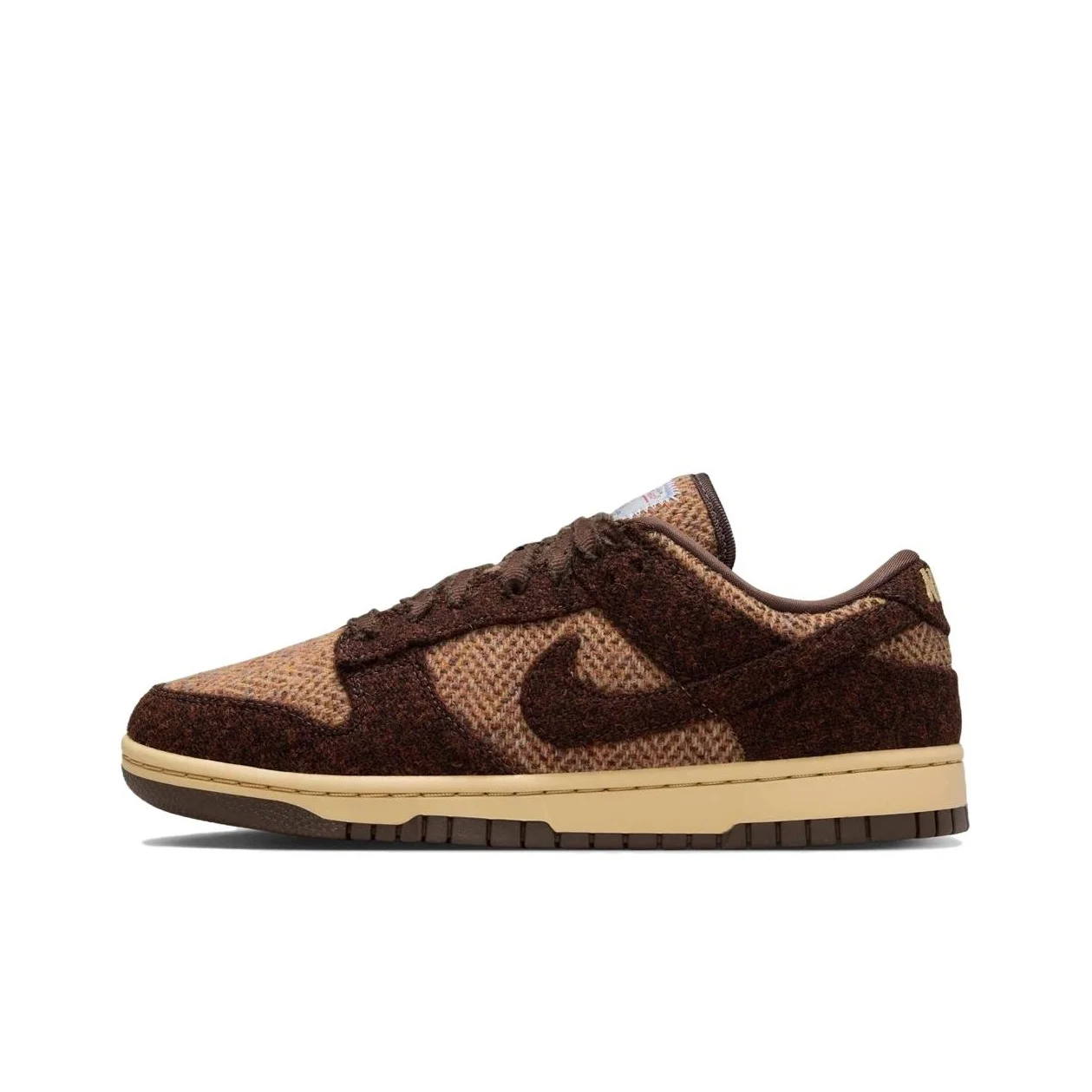 

Женские низкие туфли для скейтборда Nike x Harris Tweed Dunk коричневого цвета IO0052-200