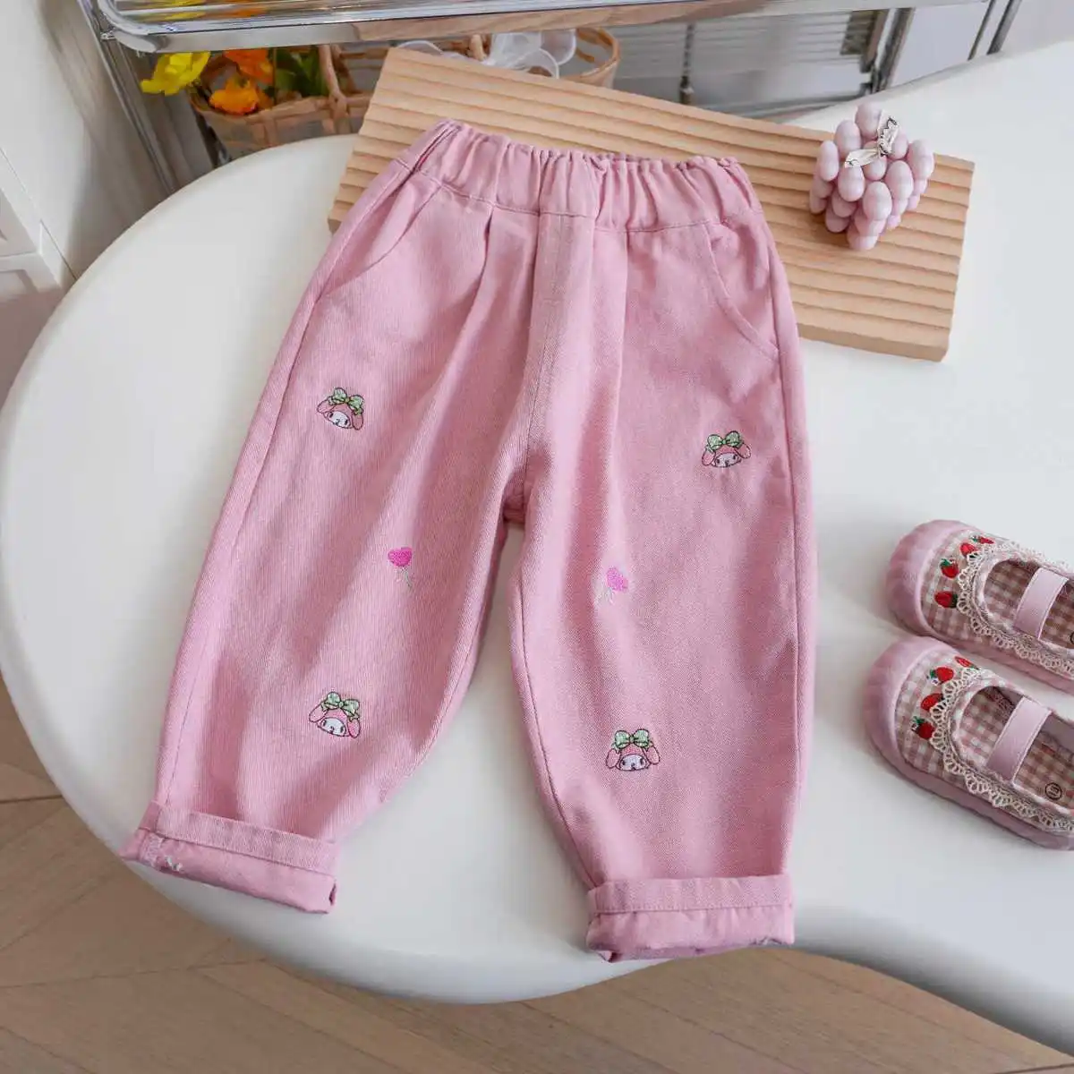 Nuovi pantaloni casual ricamati a fumetti per bambina Primavera e autunno Pantaloni in edizione coreana per bambini alla moda e versatili