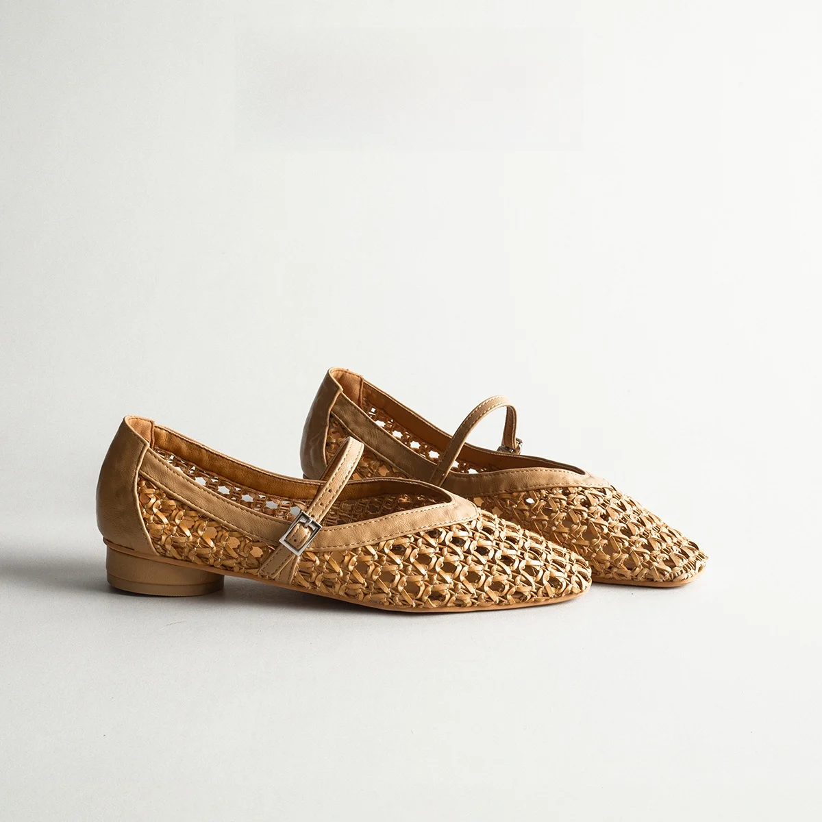 

Retro Woven Hollow Mesh Single Shoes Women's Summer Versatile Breathable Mary Janes Casual Commute Flat Knot T-Strap Sandals