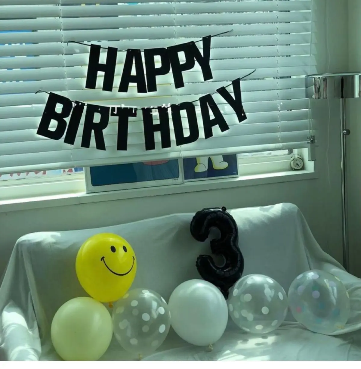 Geburtstagsbanner mit schwarzem Hintergrund und weißen Buchstaben, Partydekoration zum Geburtstag, festliche Dekoartikel – Detail 6