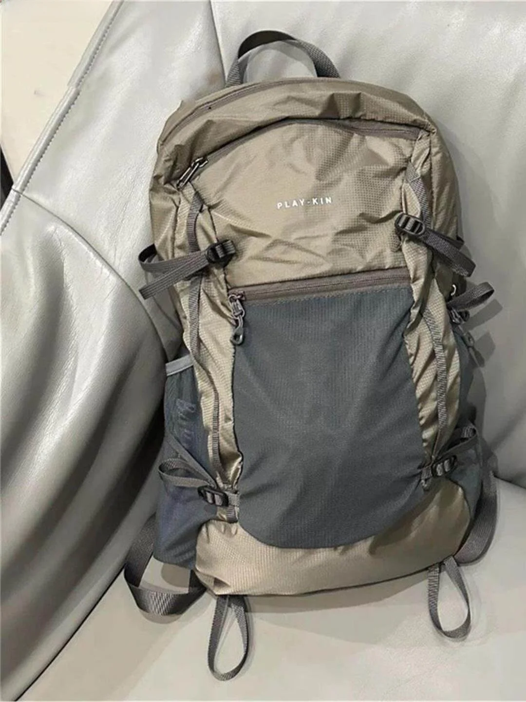 レトロアメリカンアウトドア軽量防水ハイキングバッグユニセックススポーツバックパック（ウォーターボトルホルダー付き、アーク型ショルダーストラップ）