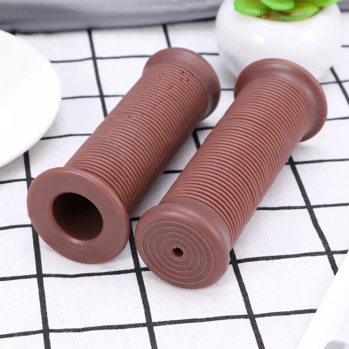 

1 Pair Motorcycle Rubber Handlebar Grips Vintage Thread Non-Slip Shock Absorbing 22/24Mm Light Brown For Bike Cycling Covers