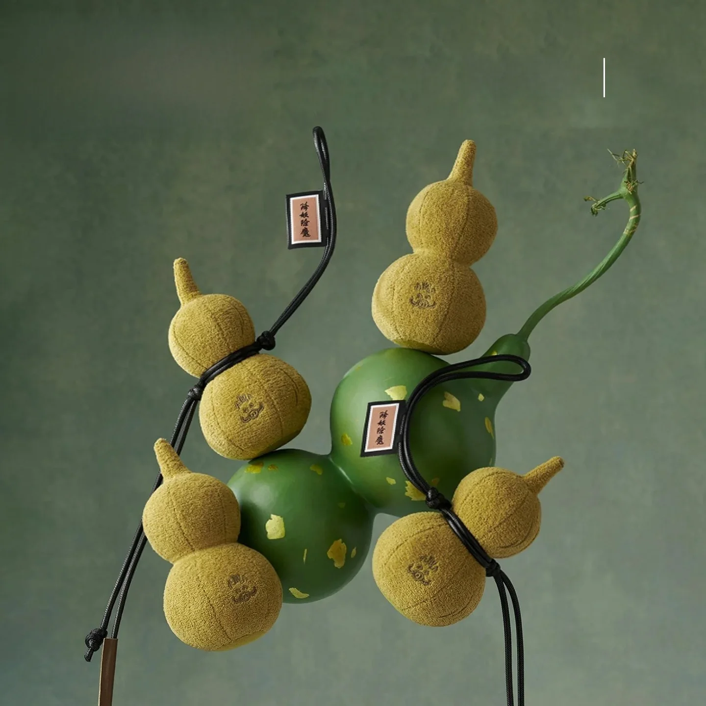 

Car Fraance Hanging Ornament White Wave Mountain Small Monster Luy Treasure Portable Decorative Pig Toy Cartoon Anime Sou...