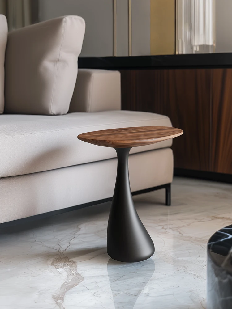 Tavolo creativo con bordo in legno massello, divano da soggiorno di fascia alta di design, piccolo caffè, comodino da tavolo d'angolo minimalista italiano