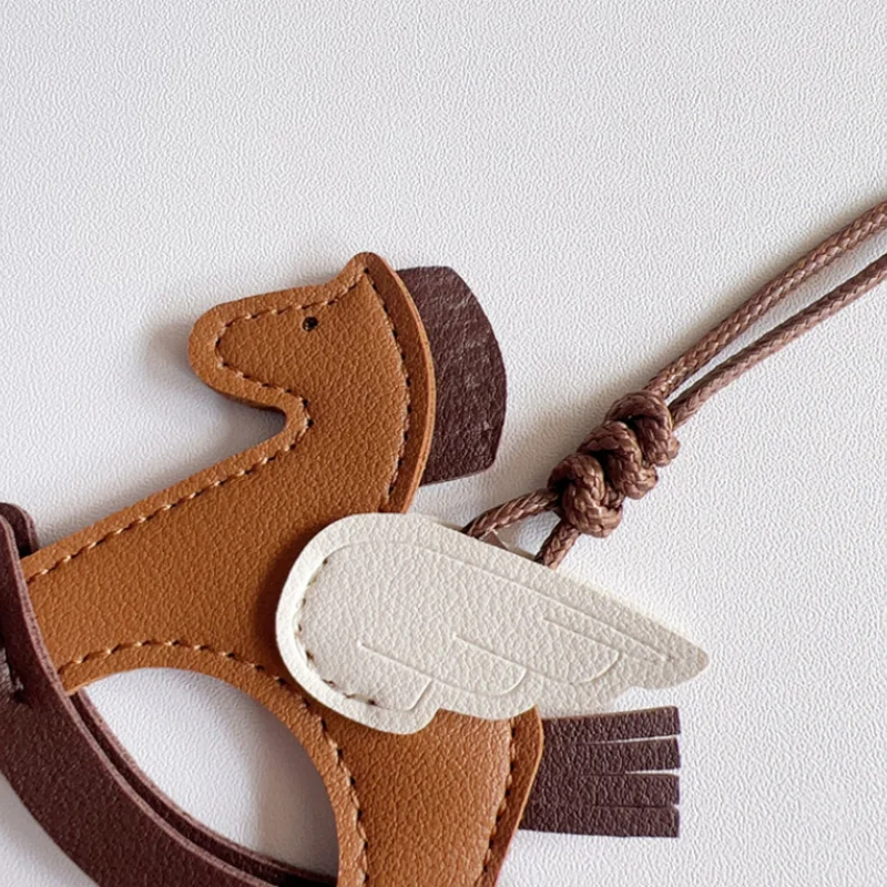 Ręcznie szyty wisiorek z końską sierotką z ekoskóry, ozdoba do torebki, modne i wykwintne akcesoria, prezent dla siostry lub najlepszej przyjaciółki.