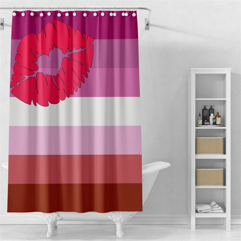 

Gaslight Gatekeep Girlboss Kiss Губная помада Лесбийская гордость Флаг Набор занавесок для душа с люверсами и крючками для декора ванной комнаты