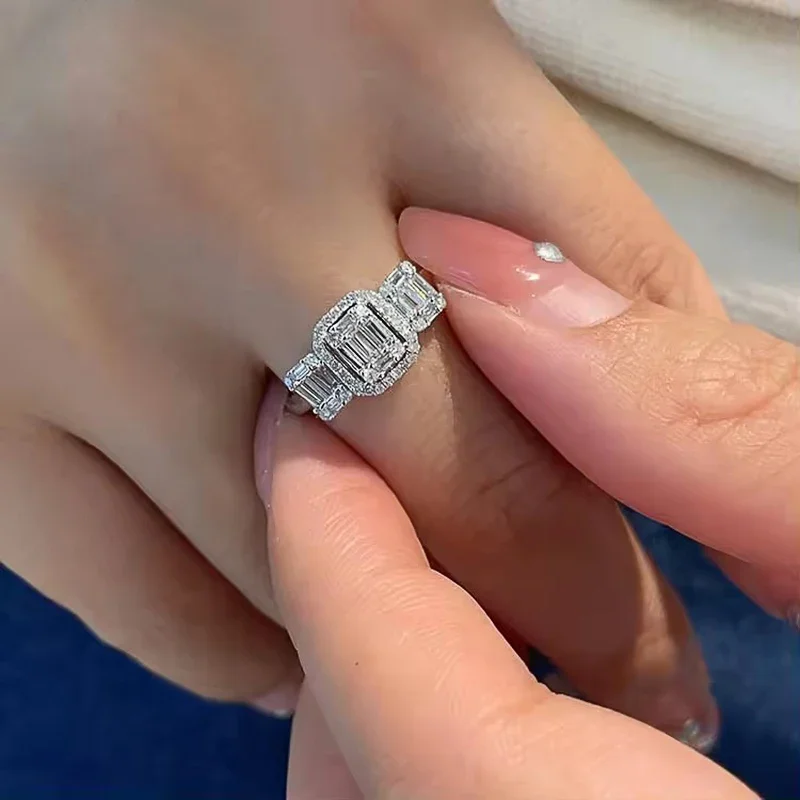 Huitan Silver Color Wedding Rings for Women AA Cubic Zirconia Modern Fashion Engagement Party Female Accessories Luxury Jewelry