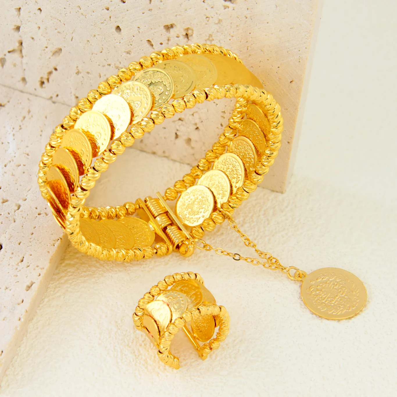 Original Türkische Münzen Manschetten-Armreif- und Ring-Set, 24k vergoldet, Dubai Braut Hochzeitsarmband, Oman Muslimische Damen Event- und Party-Schmuck – Detail 2