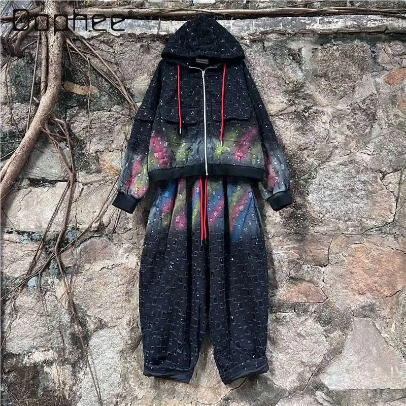 

Уникальный модный брендовый комплект из двух предметов: джинсовая куртка с капюшоном, эффектом потертости и пайетками, и свободные брюки-шаровары для женщин