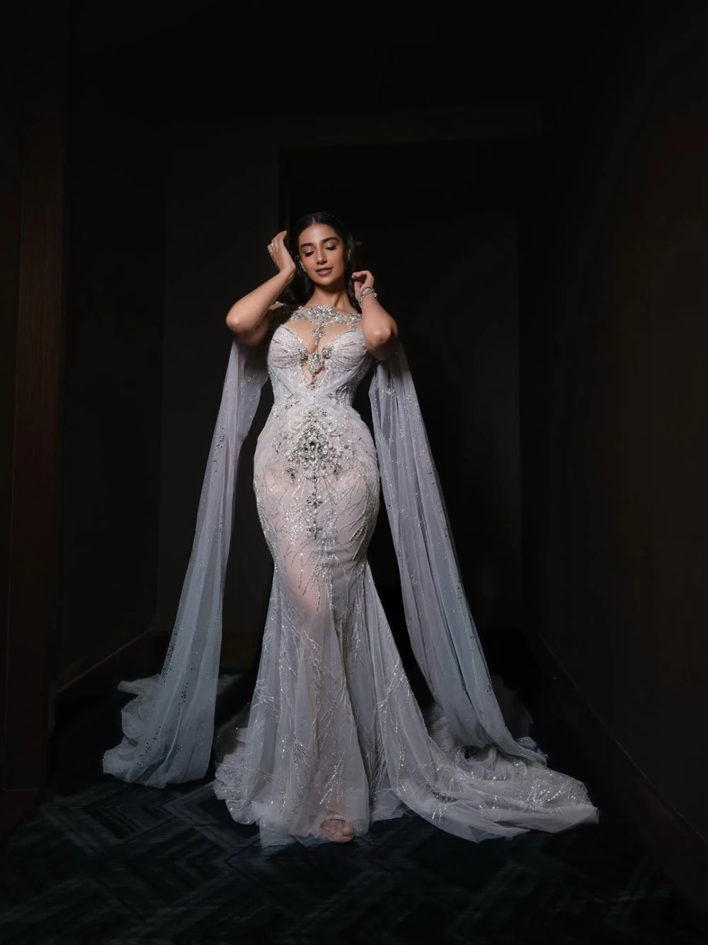 الراقية فستان الزفاف حورية البحر البريق مع الرأس الدراماتيكي رائعة الديكور شير التفاصيل حكاية مثير ثوب الزفاف مخصص