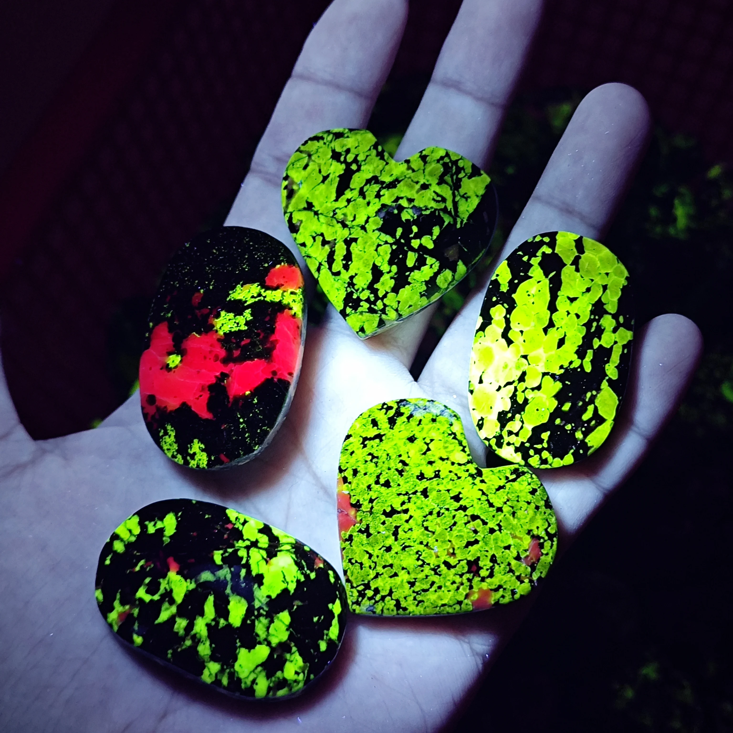 Crystal Healing Stone, Fluorescent Quartz Willem Stone, Heart Shaped Oval Palm Decorative Gifts
