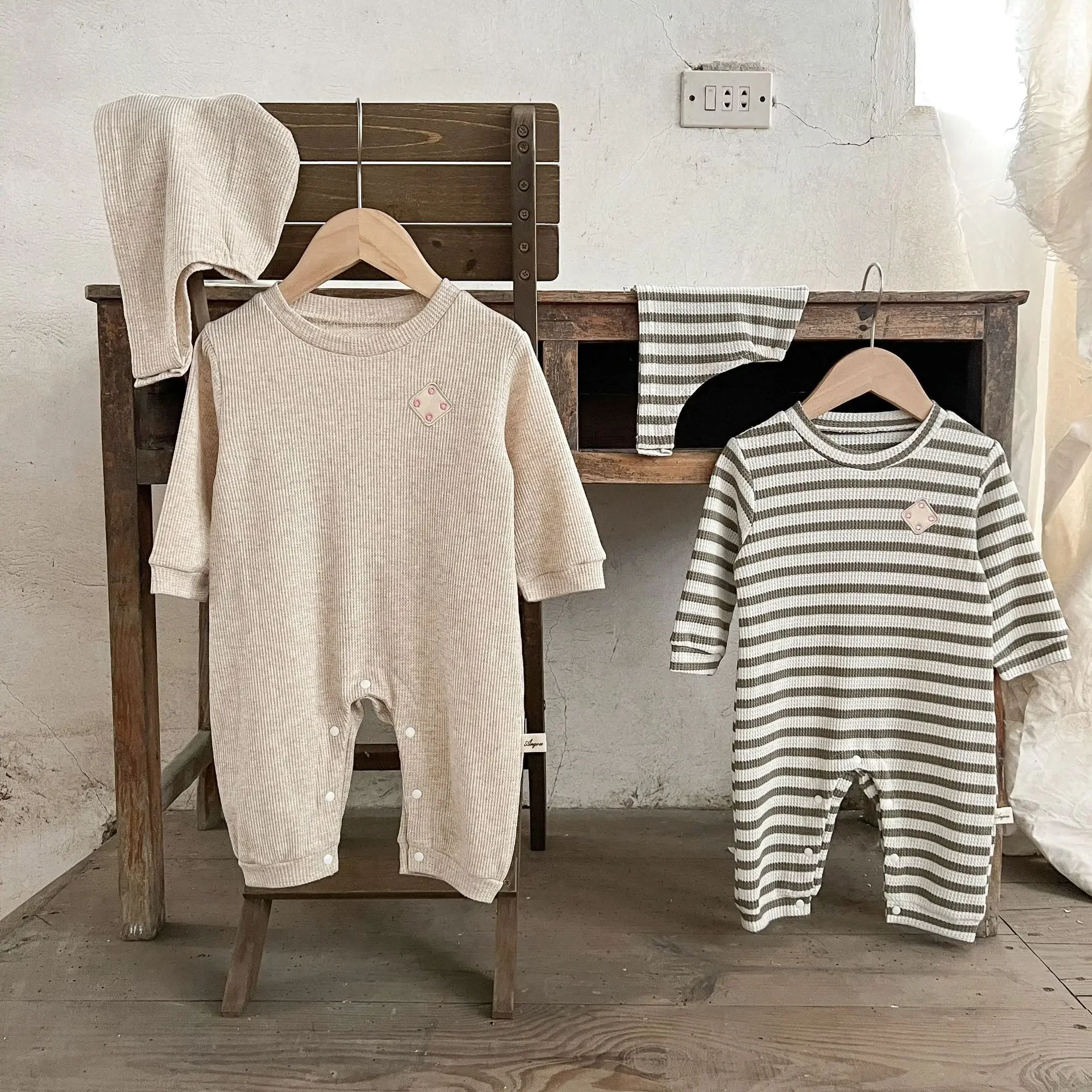 

2023 Korea Autumn Baby Rompers With Hat Newborn Baby Waffle Bodysuit Long Sleeve Fashion Striped Climbing Clothes 0-24M