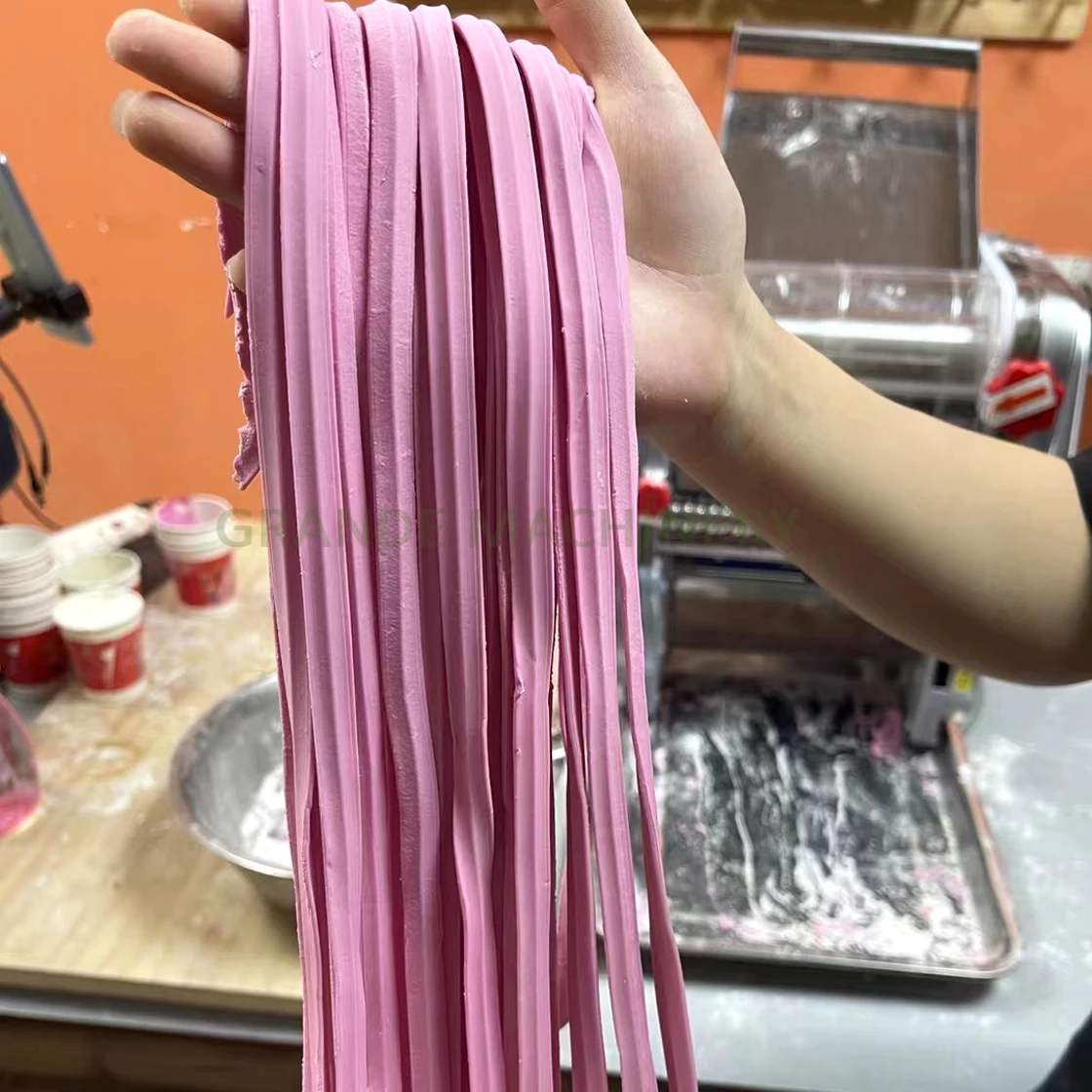 ماكينة صنع المعكرونة الطازجة الكهربائية التجارية من الفولاذ المقاوم للصدأ ماكينة تصنيع المعكرونة رامين ماكينة تغليف أسطوانة العجين السعر