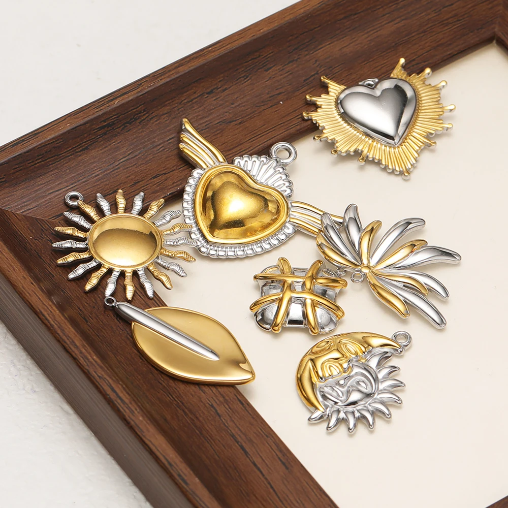 4 Stück Edelstahl-Anhänger mit goldenen Herz-, Sonnen- und Mondmotiven für DIY Hip-Hop-Schmuck, Halsketten, Armbänder, Ohrringe. – Detail 5