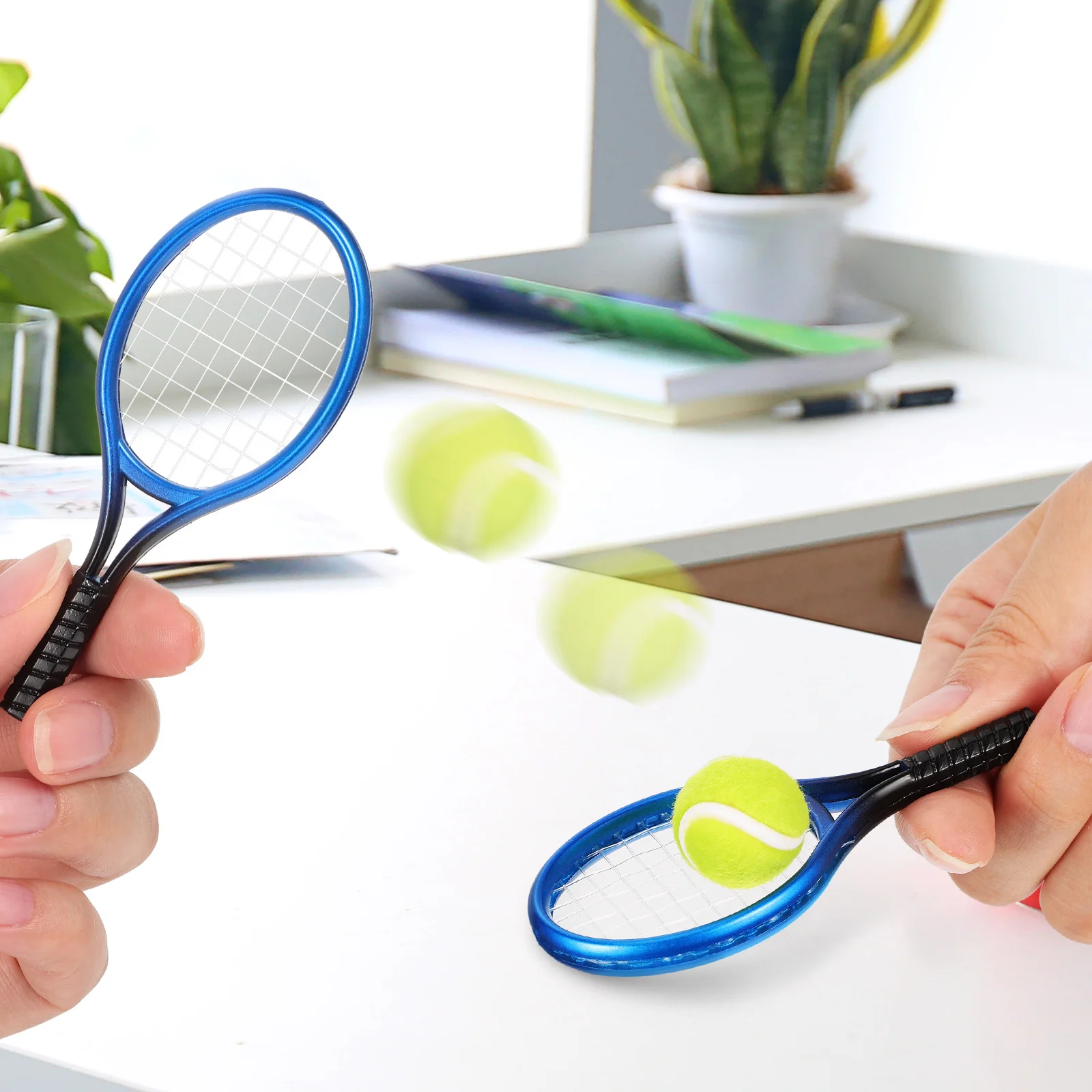 

4 set 4 Sets Mini Racket Balls Exquisite Miniature Tennis Set Sturdy Portable Keychain Decoration Tennis Gifts Sports Parties