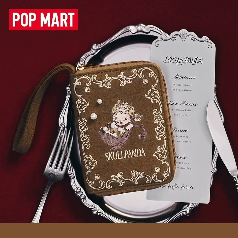 

POP MART SKULLPANDA The Feast Begins Series Обложка для паспорта Подлинная глухая коробка Сумка для догадок Игрушки Таинственная коробка Симпатичные фигурки с орнаментом