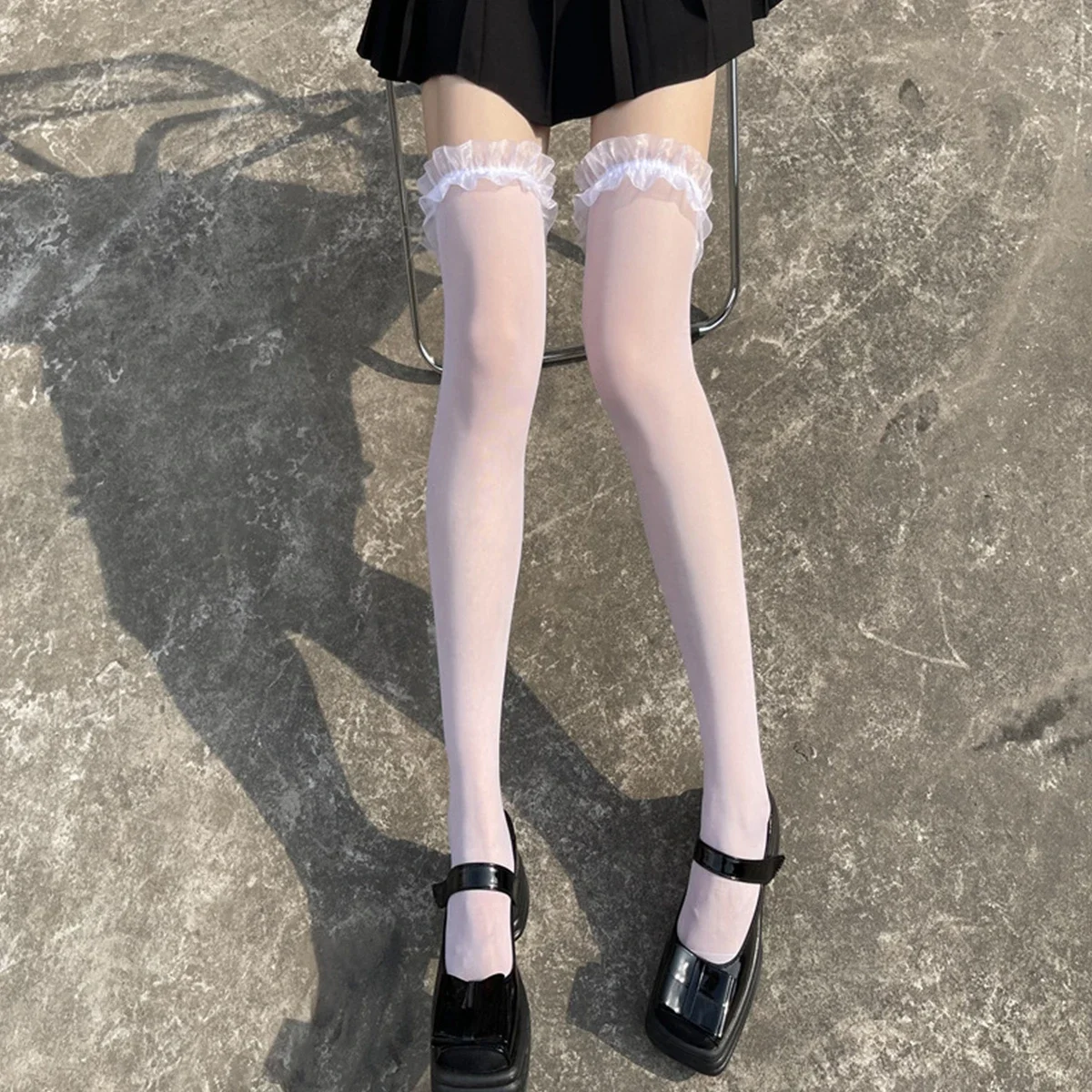 1 Pair of Lace Knee-length Stockings