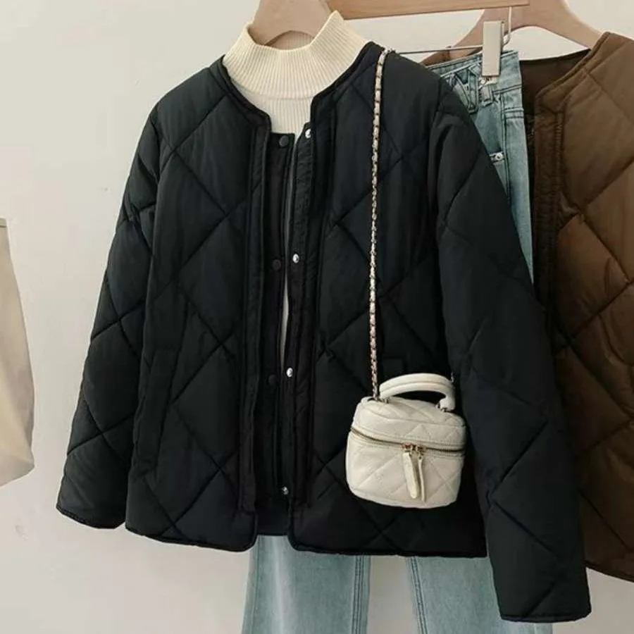 เสื้อแจ็คเก็ตผ้าฝ้ายคอกลมน้ำหนักเบาแฟชั่นสไตล์เกาหลีของผู้หญิงเสื้อโค้ทลายเพชรอินเทรนด์ฤดูหนาวปี 2025