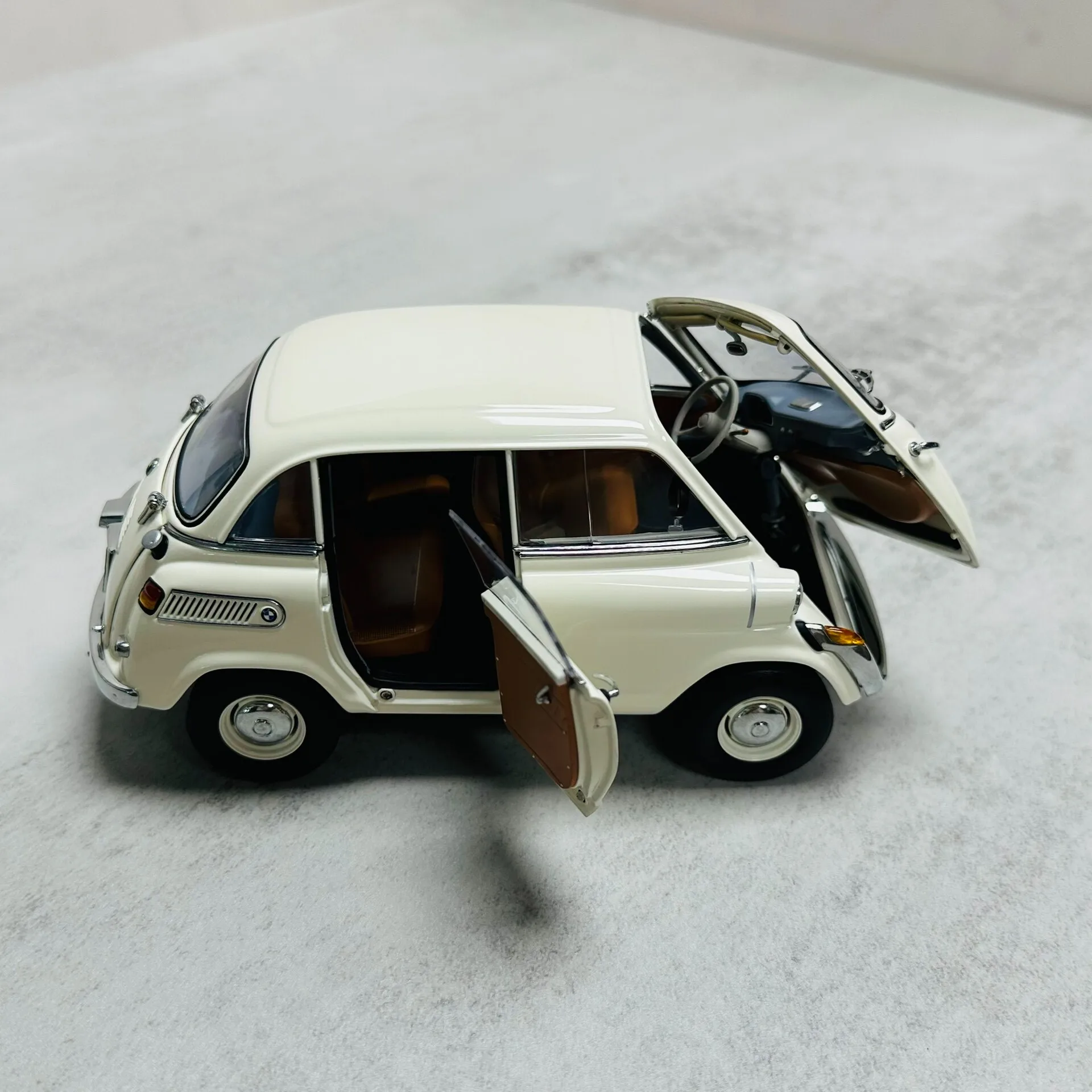 Autoart 1:18 600 Weißer Eierwagen Simulation Limited Edition All Open Alloy Metal Statisches Automodell Spielzeug Geschenk