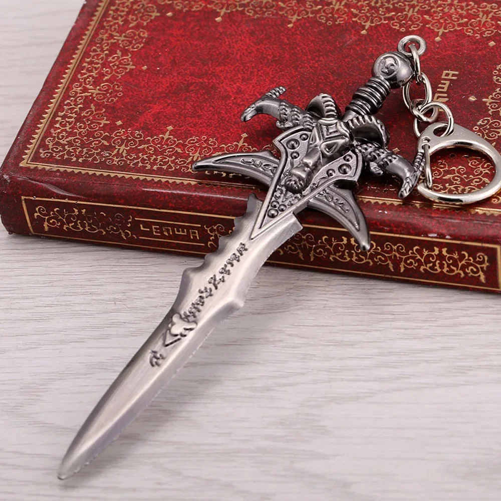 Warglaive of Azzinoth Weapon Keychains The Frostmourne Axe Weapon Illidan Stormrage Keychains Game Props Cosplay Chaveiro Gifts