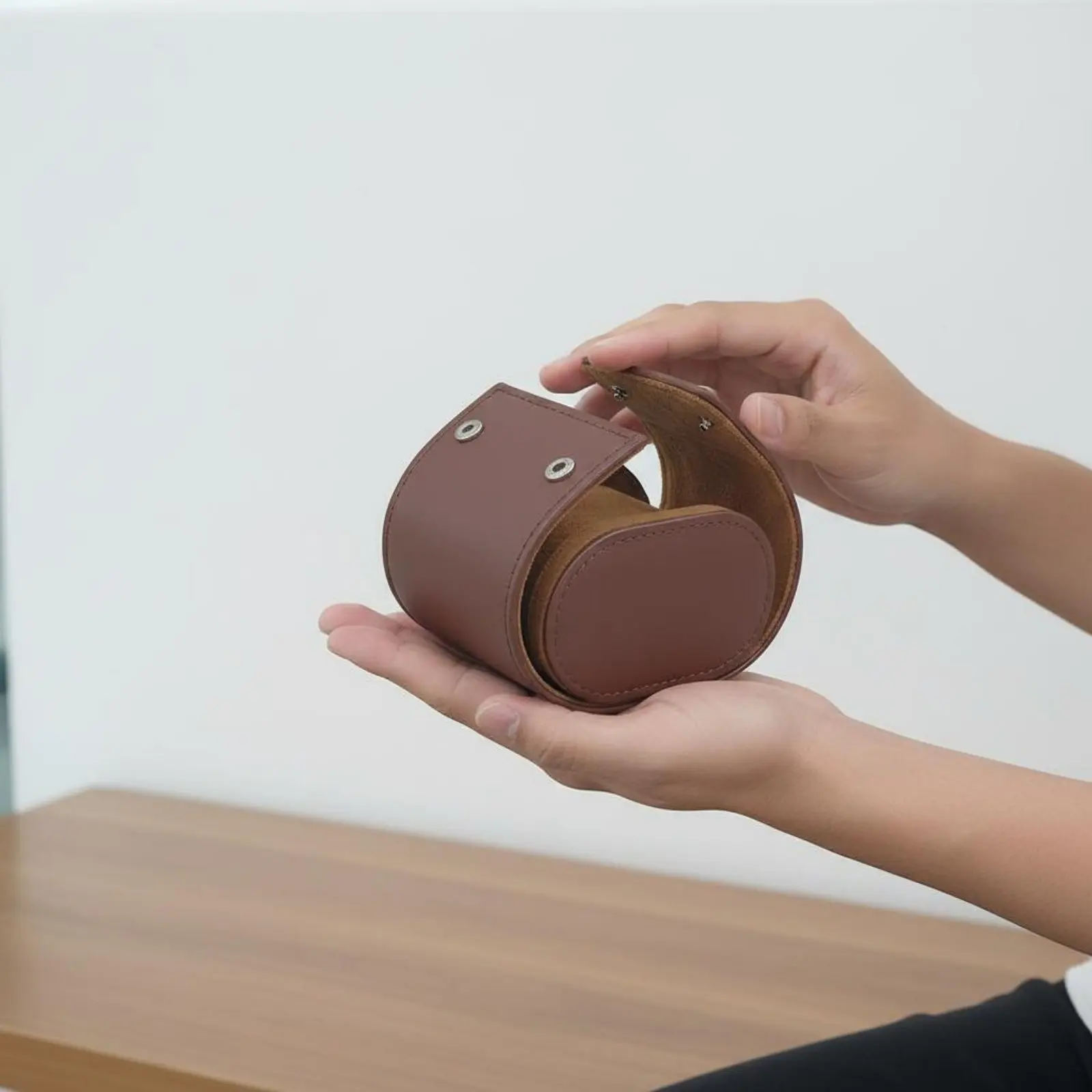 

Дорожный футляр для часов с мягкой внутренней отделкой, портативный держатель для часов, защита от царапин, надежная застежка-защелка для деловых поездок