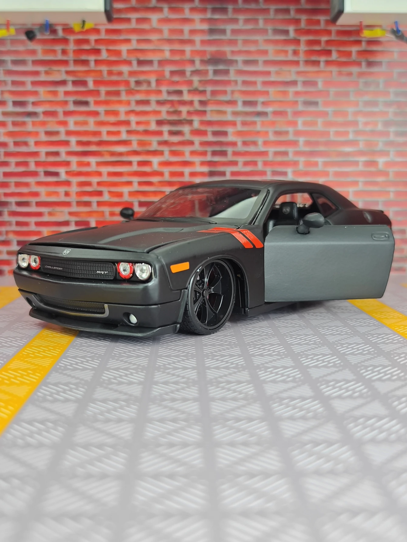 Maisto 1:24 Dodge Challenger modelo de coche de aleación modificado American Muscle Sports Car se puede dar como regalo de cumpleaños para amigos