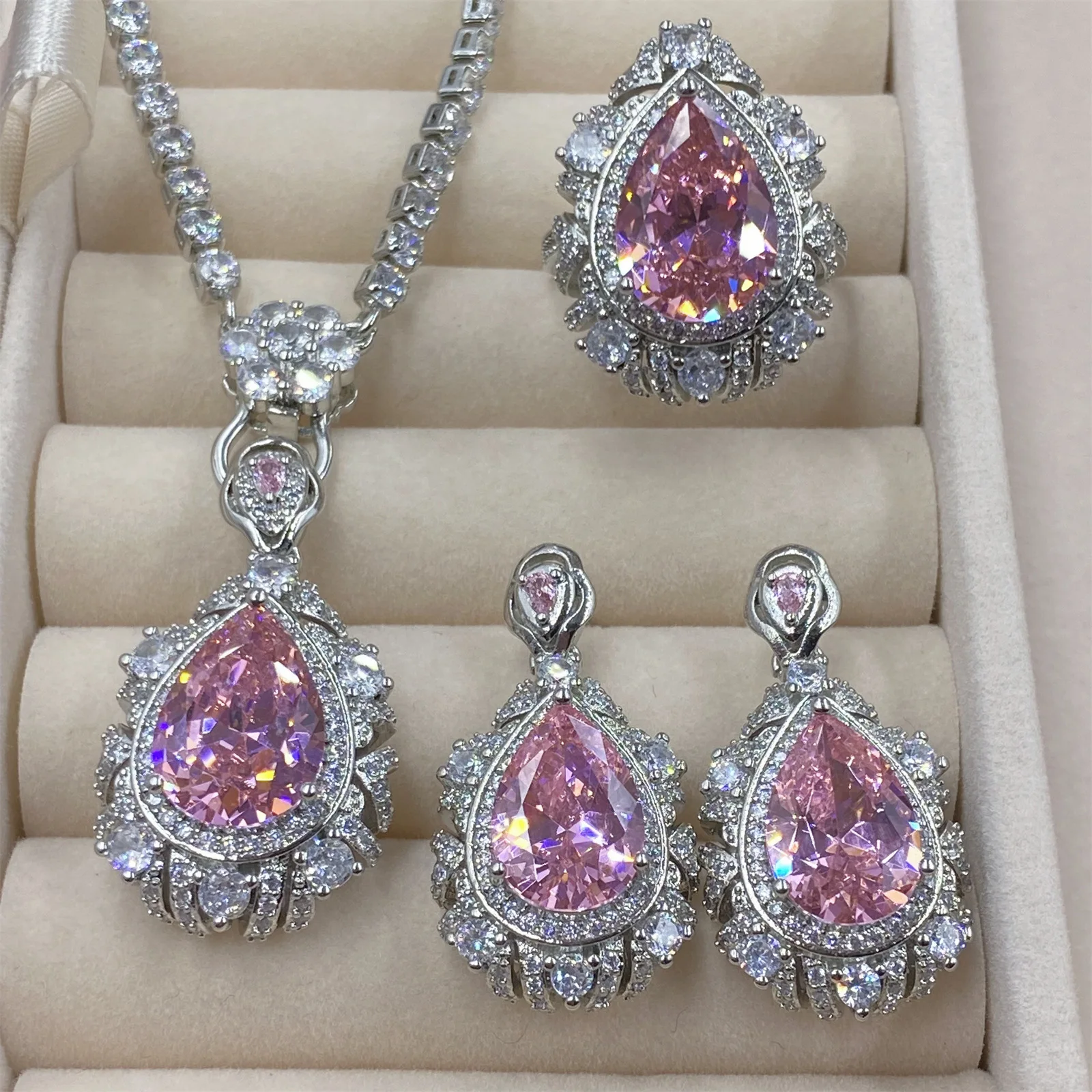

Женский комплект из колье, серёг и кольца, из серебра 925 пробы