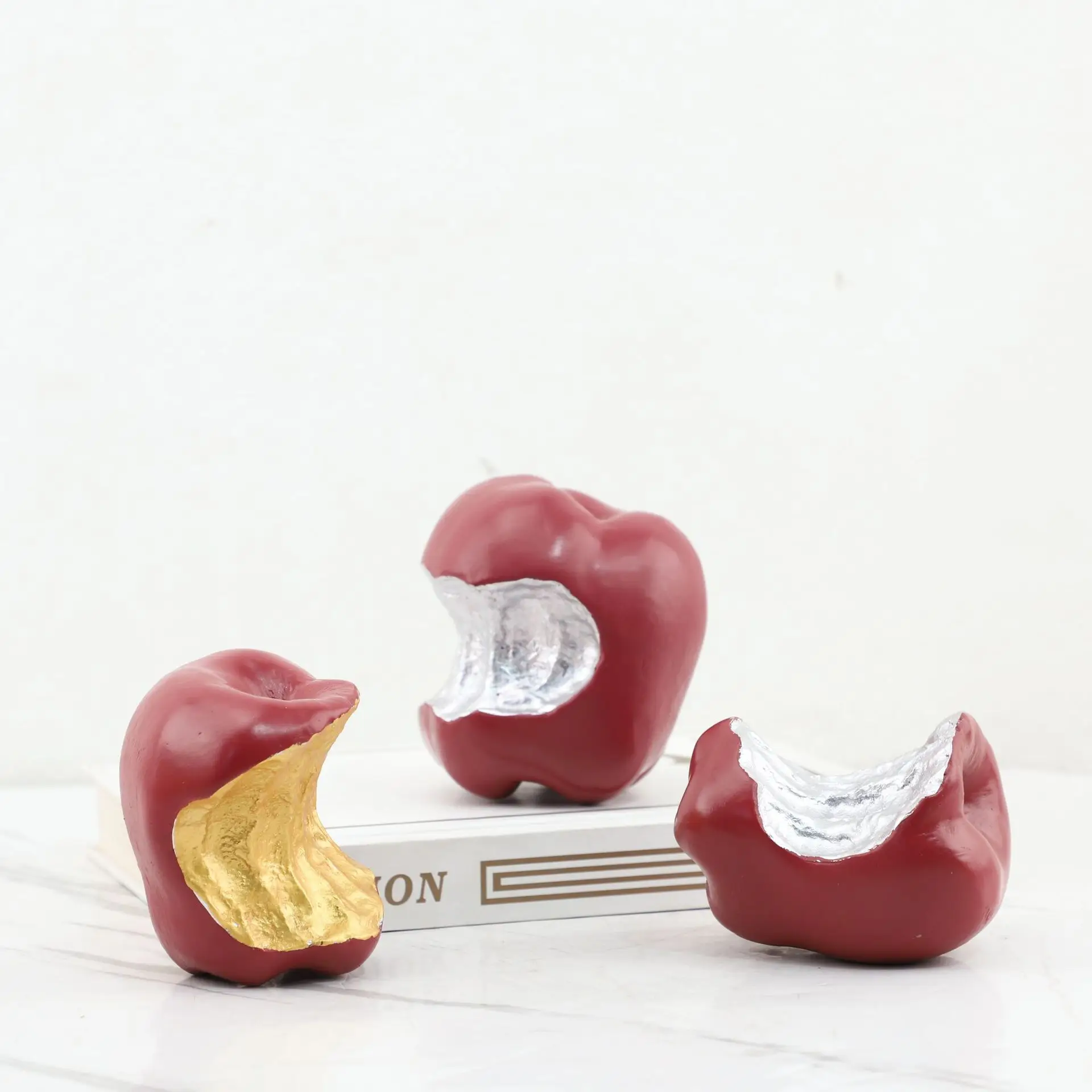 Creative Bite Apple Resin Sculpture Bookshelf Desktop Ornament Abstract Art Fruit Apple Statue Irregular Relief Apple Home Decor