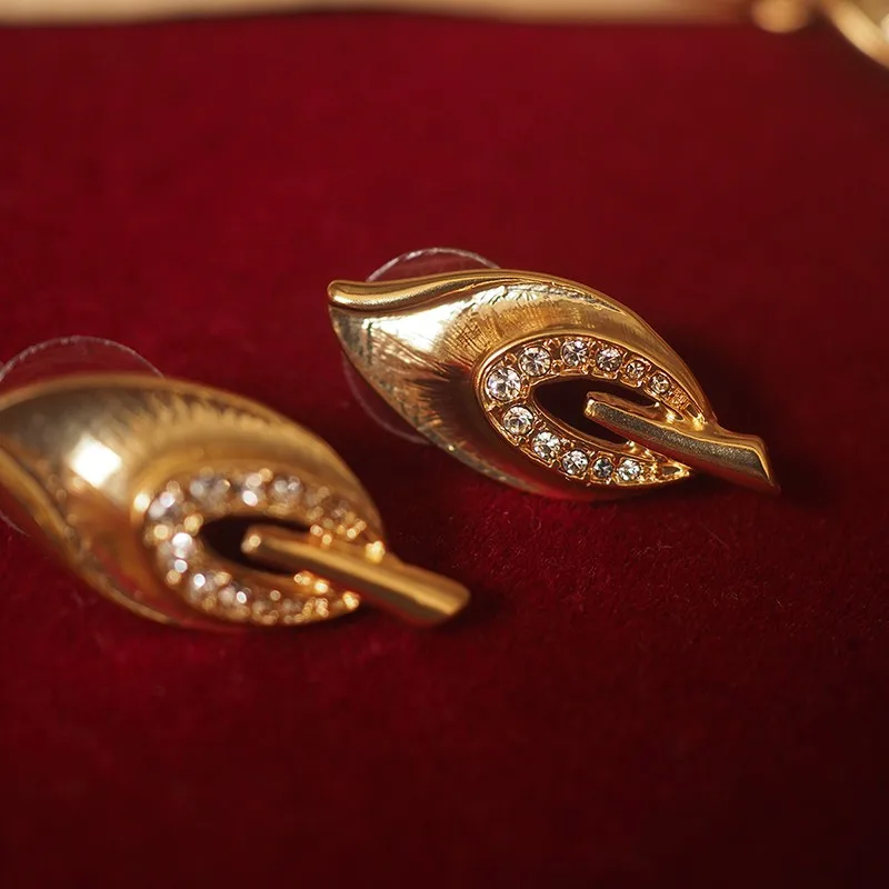 

French Vintage Faux Pearl Stud Earrings — Hollow Design Luxury Minimalist Jewelry