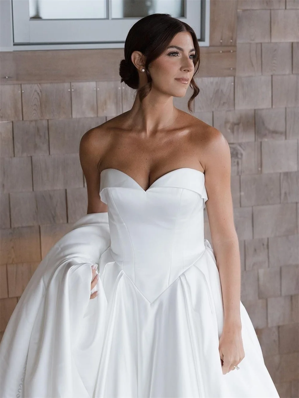 Tokyo Customized White Sweetheart Neckline Wedding Dresses Sleeveless Zip Elegant A-Line Bridal Gown Court Train Wedding Gown