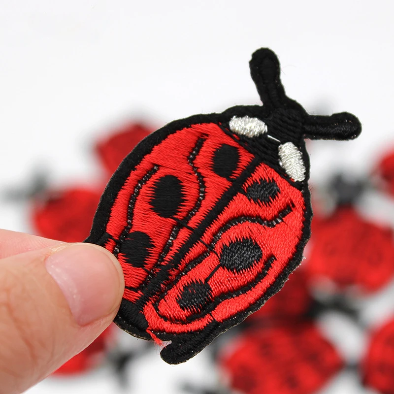 50pcs/Lot Luxury Animal Embroidery Patch Ladybug Butterfly Boy Girl Bear Tiger Shell Glasses Clothing Decoration Craft Applique