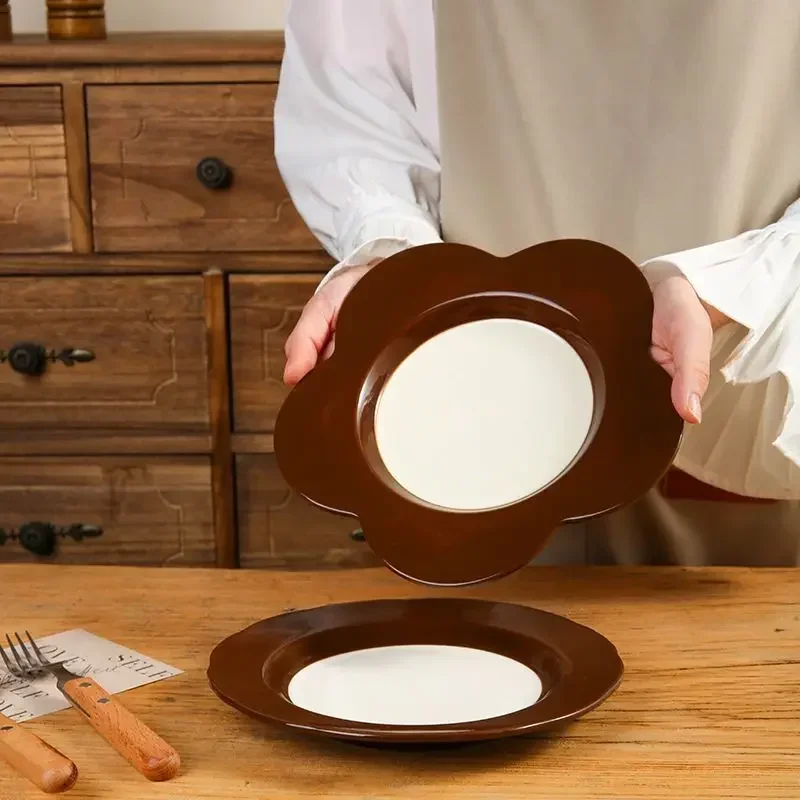 Assiette de dîner peu profonde en porcelaine, plat rond et décoré de motifs floraux en céramique, vaisselle de table en céramique avec décor sous glaçure, plats de service, vaisselle, assiettes.