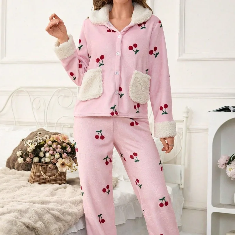 

Новинка 2025 года, фланелевой пижамный комплект с вишневым принтом, осень-зима, с точеным дизайном волос, милый стиль, изношенный на улице, размер XL, большие размеры