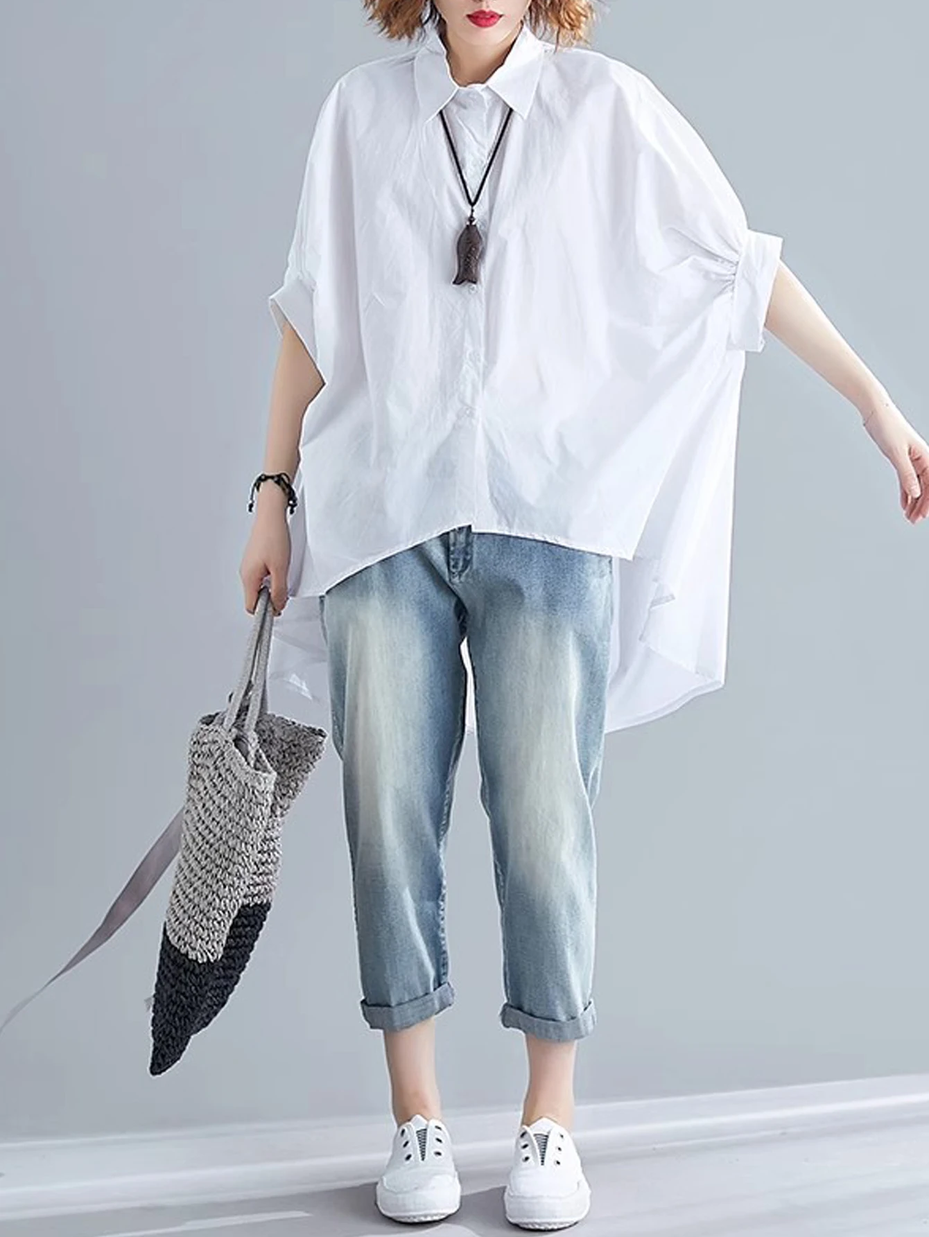 

Летняя свободная стильная рубашка больших размеров, скрывающая живот и визуально стройнящая фигуру, блузка нестандартного кроя с рукавами-фонариками для женщин, модный топ средней длины.