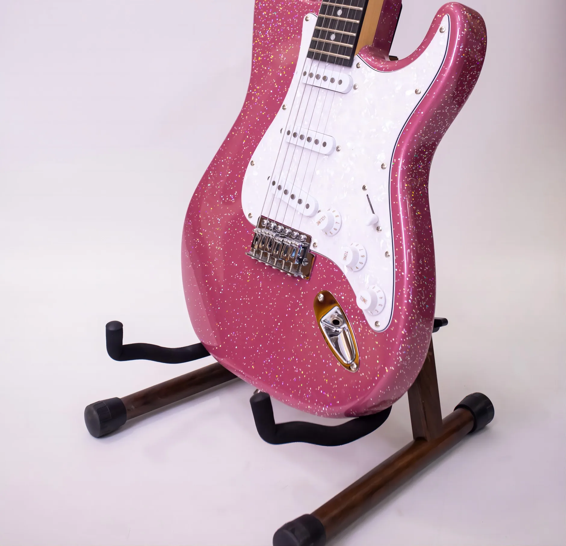 In stock, High quality shiny rose gold 6 string electric guitar, can be customized, order can be shipped，Goods in stock.