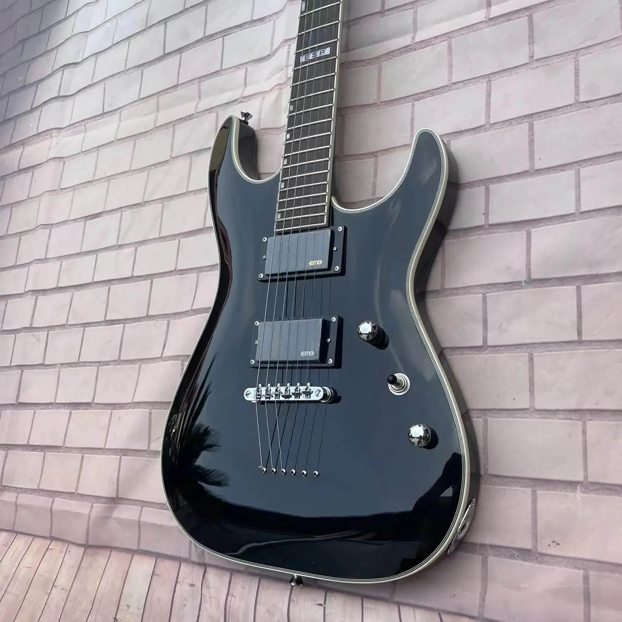 Guitar 6-string electric guitar, black body, rear string bridge, chrome plated accessories, factory real pictures, can be shippe