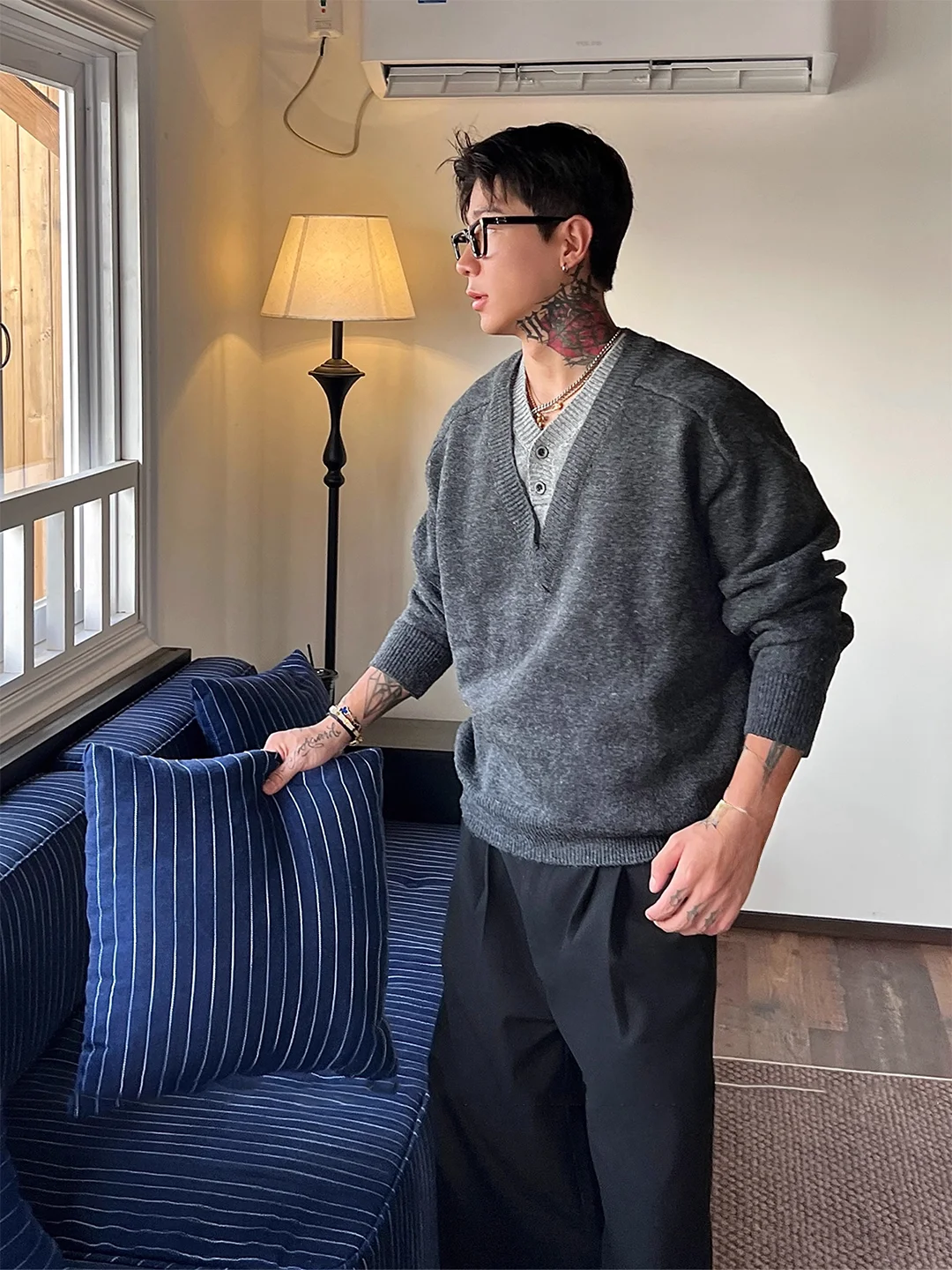 

Мужской осенний свитер из мягкой шерсти с V-образным вырезом, в британском стиле, повседневный, свободного кроя, с длинными рукавами, на пуговицах, в городском стиле