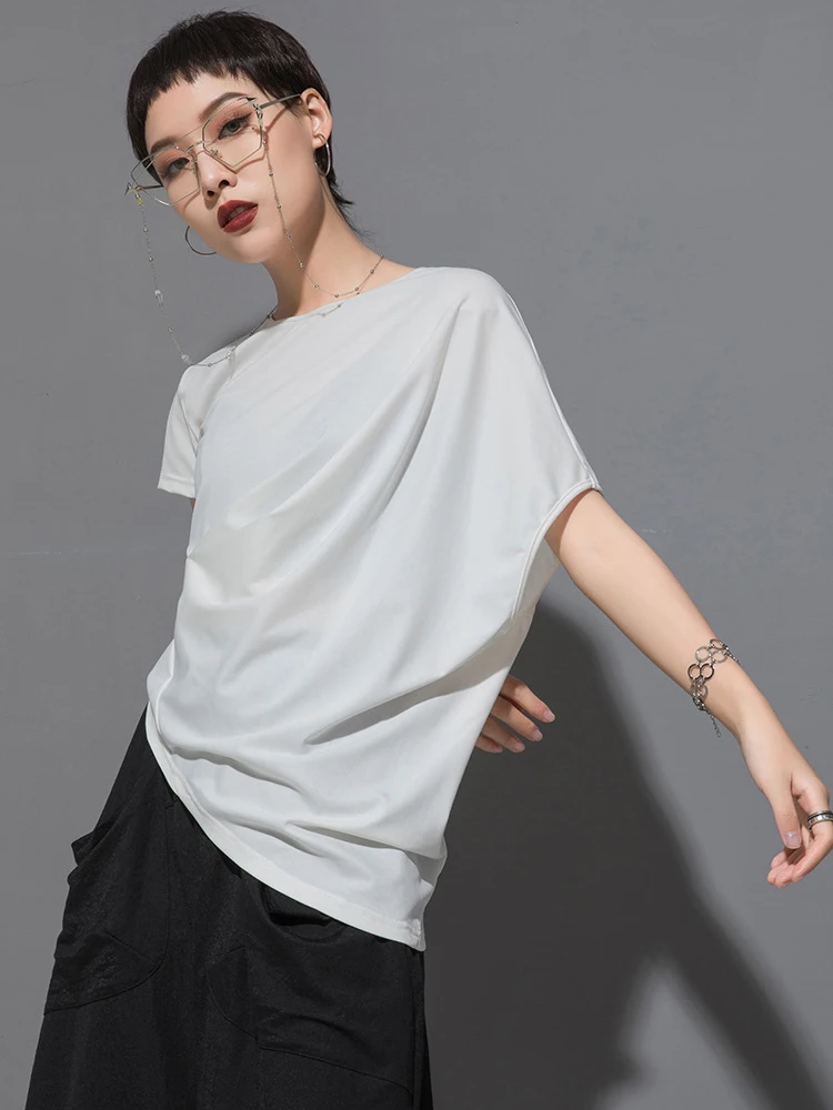 [EAM] تي شيرت نسائي أسود غير متماثل بطيات مقاس كبير تي شيرت جديد برقبة دائرية وأكمام تشبه جناح الخفّاش موضة المد لربيع وصيف 2025 1DF4667