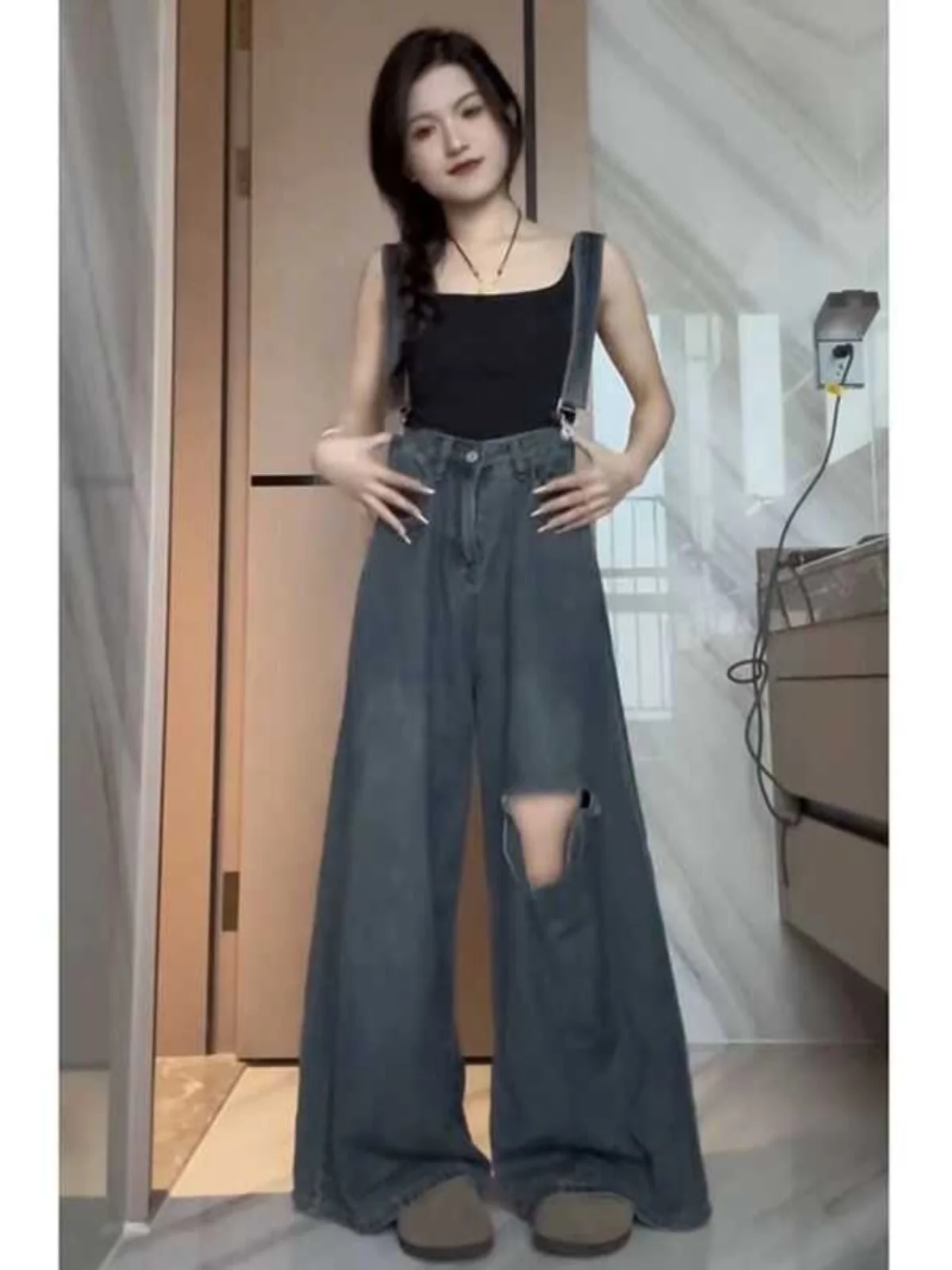 

Джинсовый комбинезон Spicy Girl для женщин, свободный крой, с дырками, осенняя новинка, большие размеры, широкие штанины, универсальный, стройнящий