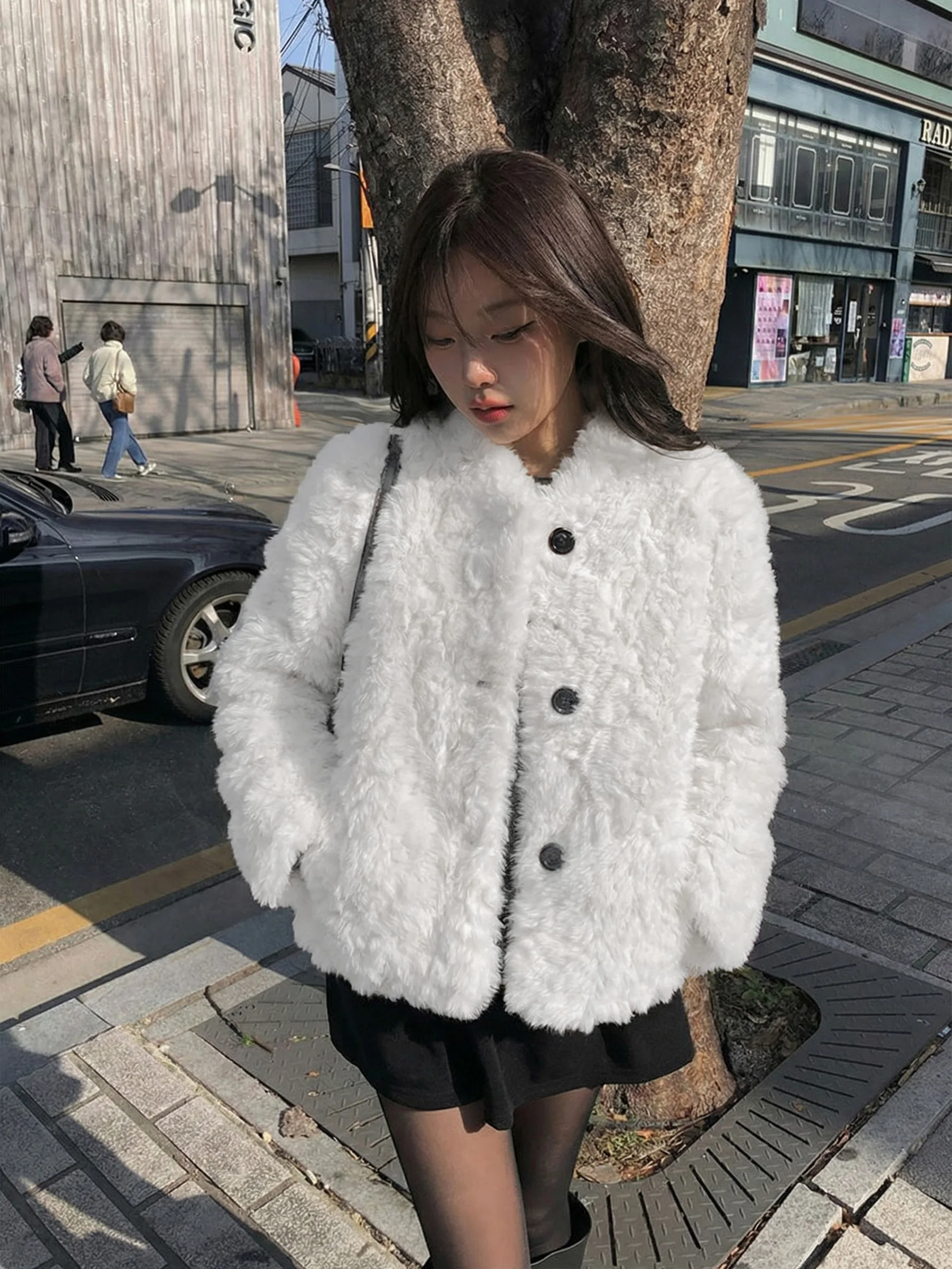 

Белая женская зимняя куртка-жакет с воротником-стойкой, утепленная натуральным мехом, из овчины, маленький размер