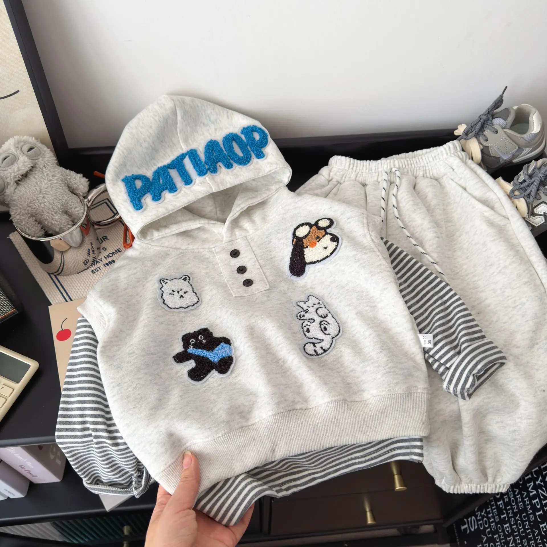2026 Neue Herbst-Babykleidungssets für Jungen und Mädchen, niedliche Cartoon-Patch-Weste mit Kapuze + gestreiftes Langarm-Oberteil + Hose, 3-teiliges lässiges Kinder-Outfit – Detail 1