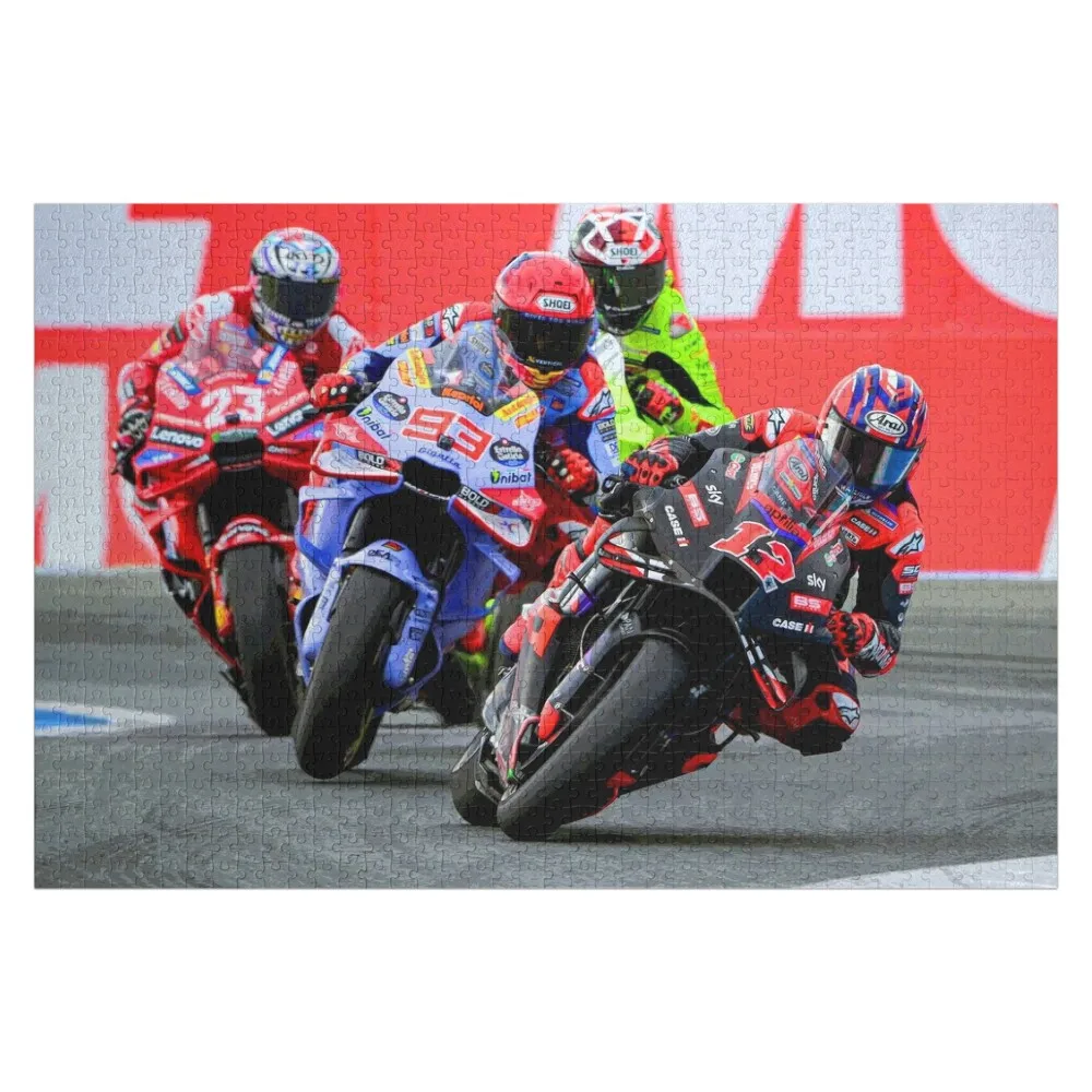 

Маверик Винальес, которого преследуют во время голландского TT в Ассене 2024, абстрактная головоломка-пазл, подарок на заказ, аксессуары для диорамы, пазл.